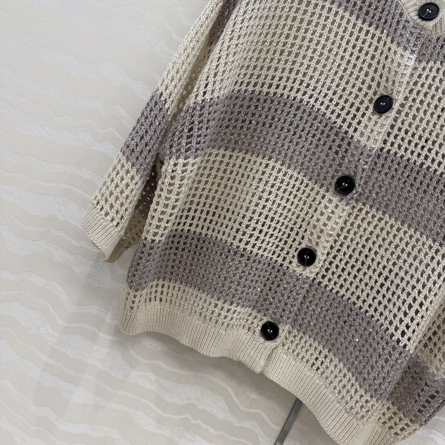 原单品质🍒行走的高定 Bc老钱风穿搭，缕空条纹短袖开衫。慵懒自在的氛围感！极简老钱风穿搭，意大利美学配色