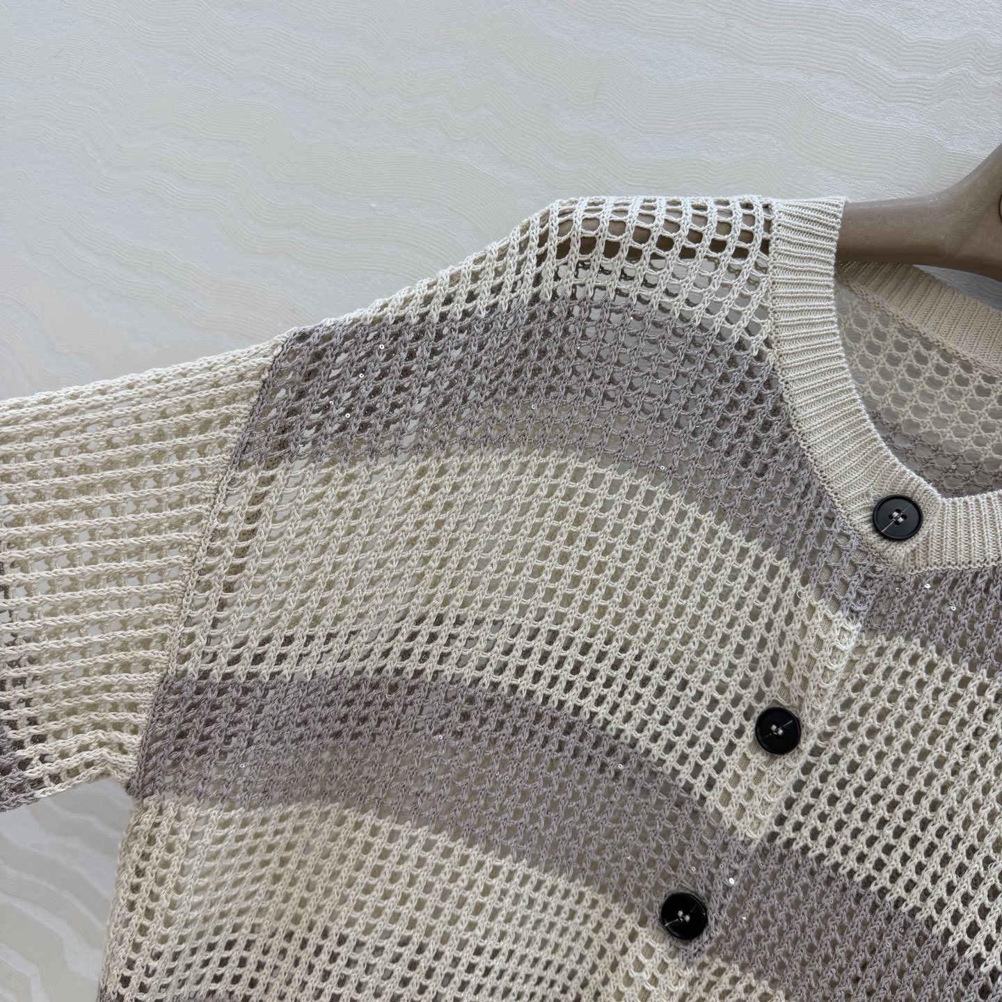 原单品质🍒行走的高定 Bc老钱风穿搭，缕空条纹短袖开衫。慵懒自在的氛围感！极简老钱风穿搭，意大利美学配色