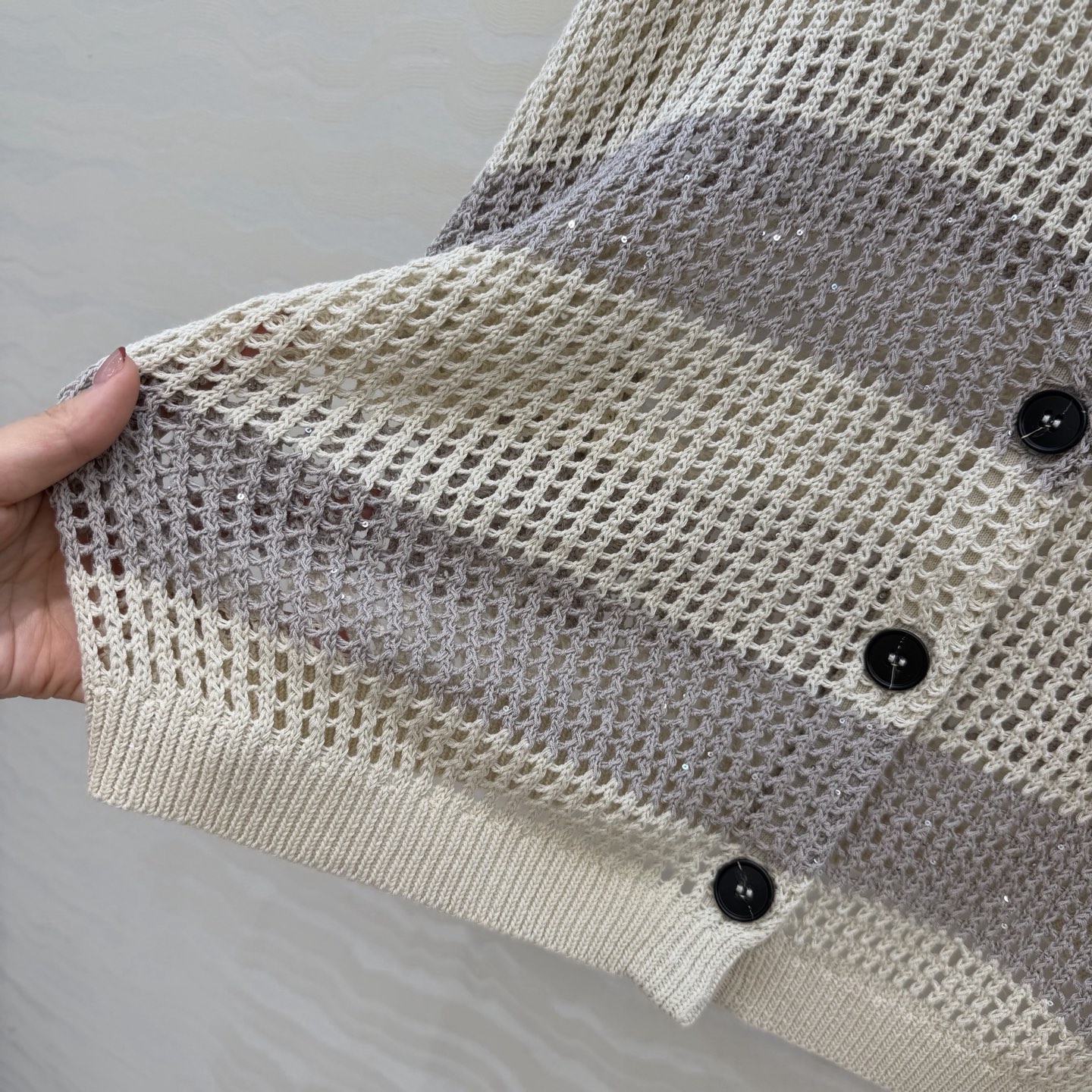 原单品质🍒行走的高定 Bc老钱风穿搭，缕空条纹短袖开衫。慵懒自在的氛围感！极简老钱风穿搭，意大利美学配色