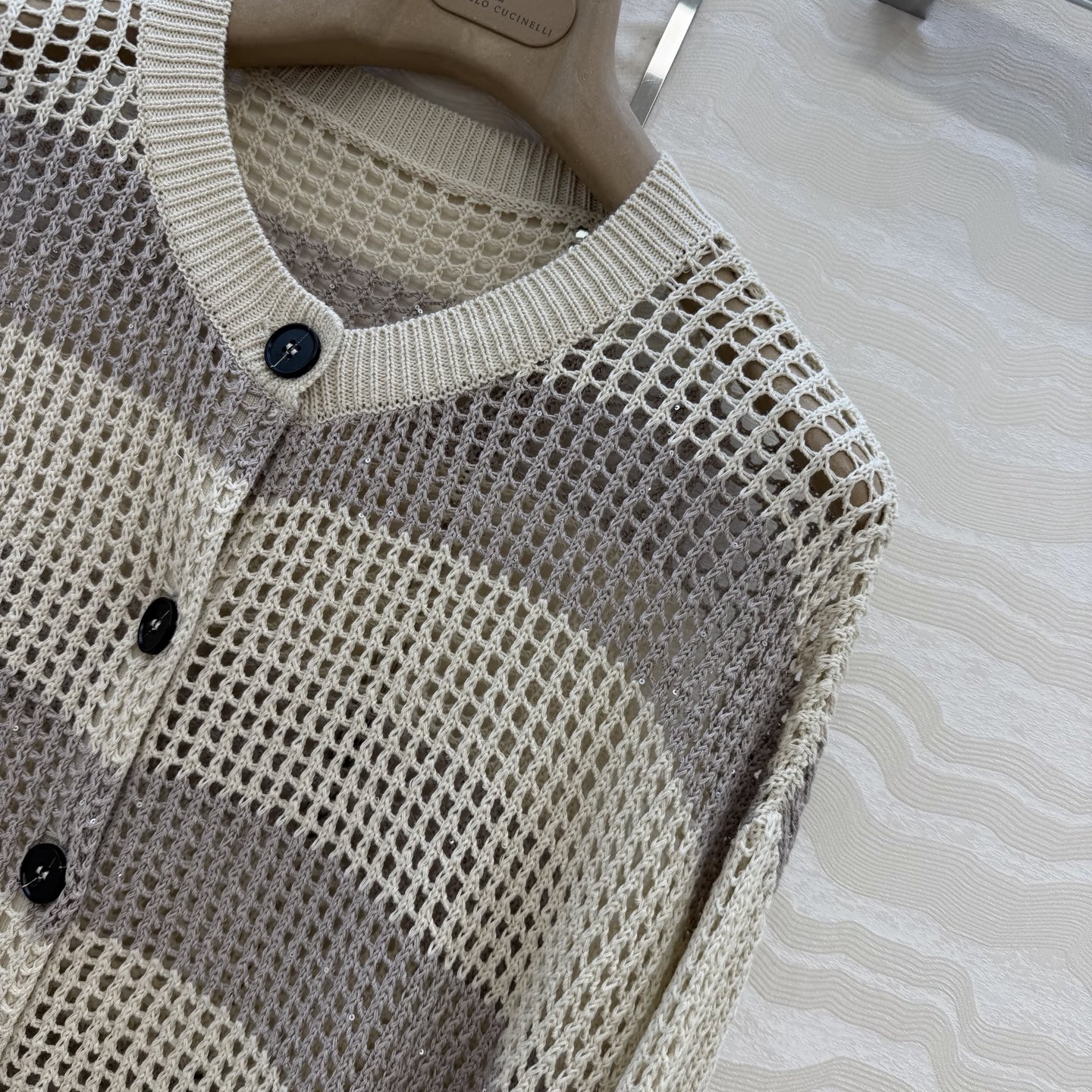 原单品质🍒行走的高定 Bc老钱风穿搭，缕空条纹短袖开衫。慵懒自在的氛围感！极简老钱风穿搭，意大利美学配色