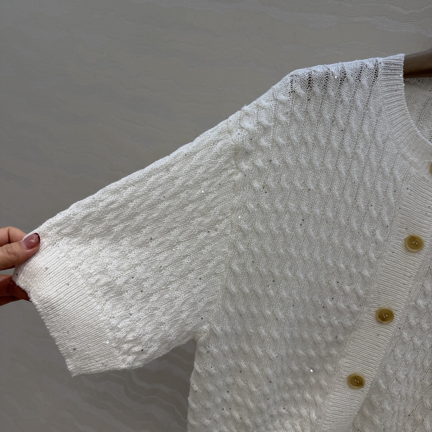 原单品质🍒行走的高定 Bc老钱风穿搭，绞花珠版短袖开衫。慵懒自在的氛围感！极简老钱风穿搭，意大利美学珠片