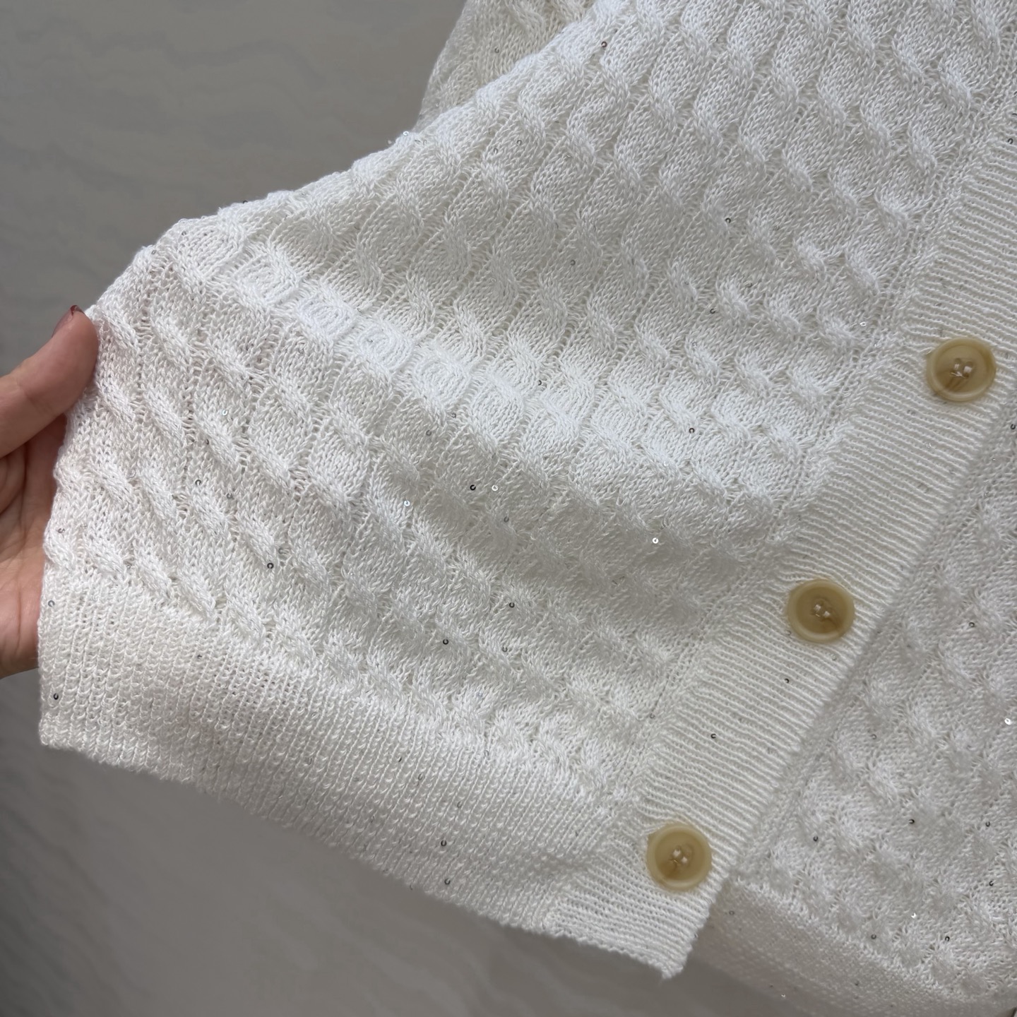 原单品质🍒行走的高定 Bc老钱风穿搭，绞花珠版短袖开衫。慵懒自在的氛围感！极简老钱风穿搭，意大利美学珠片