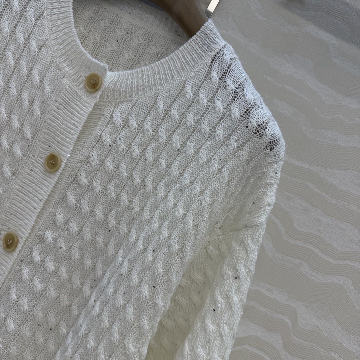 原单品质🍒行走的高定 Bc老钱风穿搭，绞花珠版短袖开衫。慵懒自在的氛围感！极简老钱风穿搭，意大利美学珠片