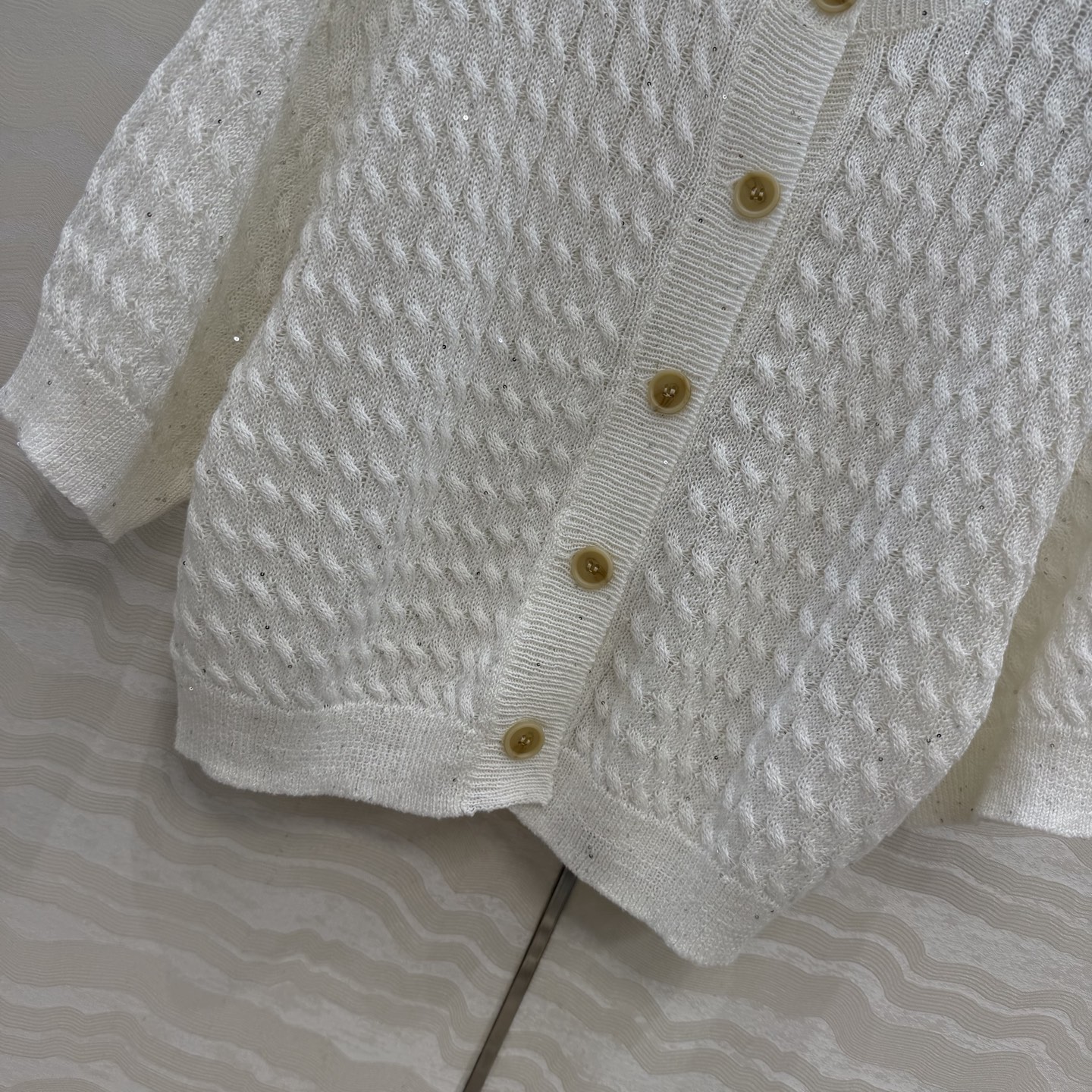 原单品质🍒行走的高定 Bc老钱风穿搭，绞花珠版短袖开衫。慵懒自在的氛围感！极简老钱风穿搭，意大利美学珠片