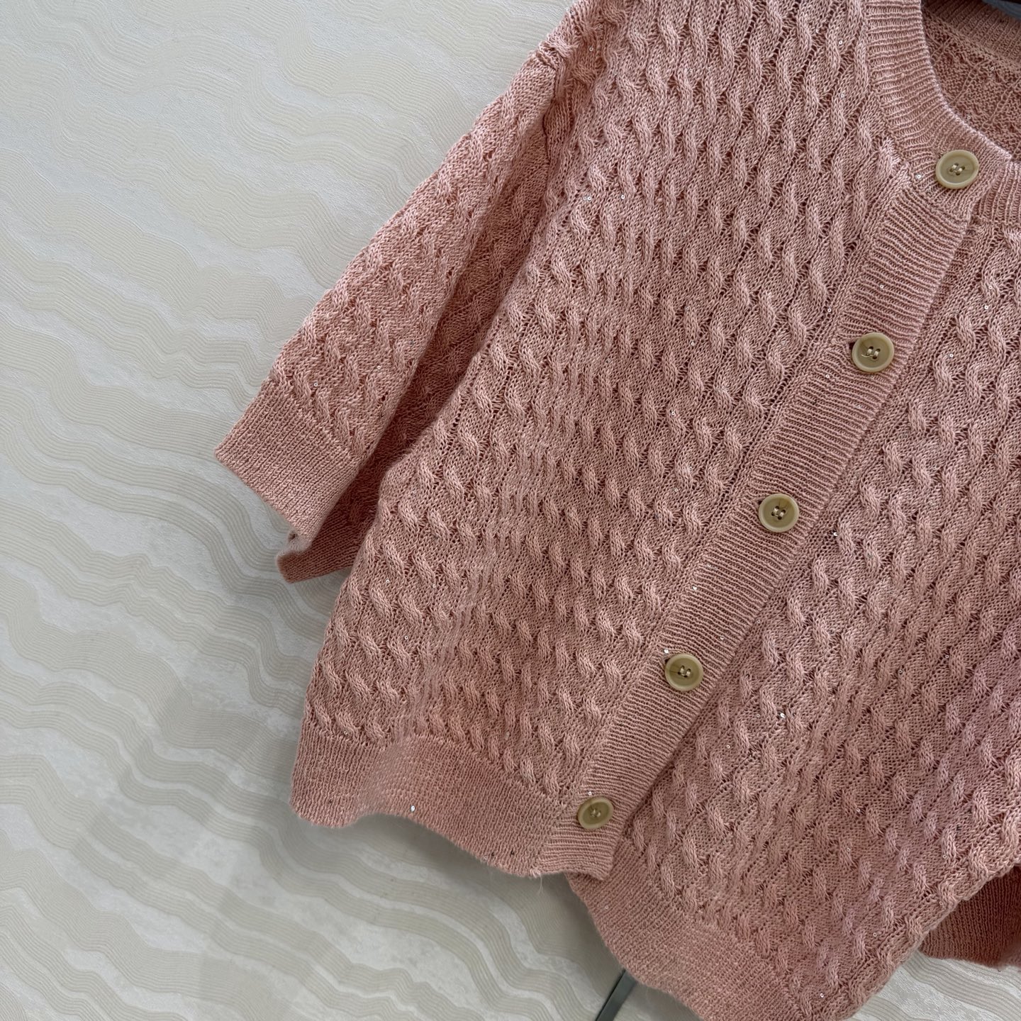 原单品质🍒行走的高定 Bc老钱风穿搭，绞花珠版短袖开衫。慵懒自在的氛围感！极简老钱风穿搭，意大利美学珠片