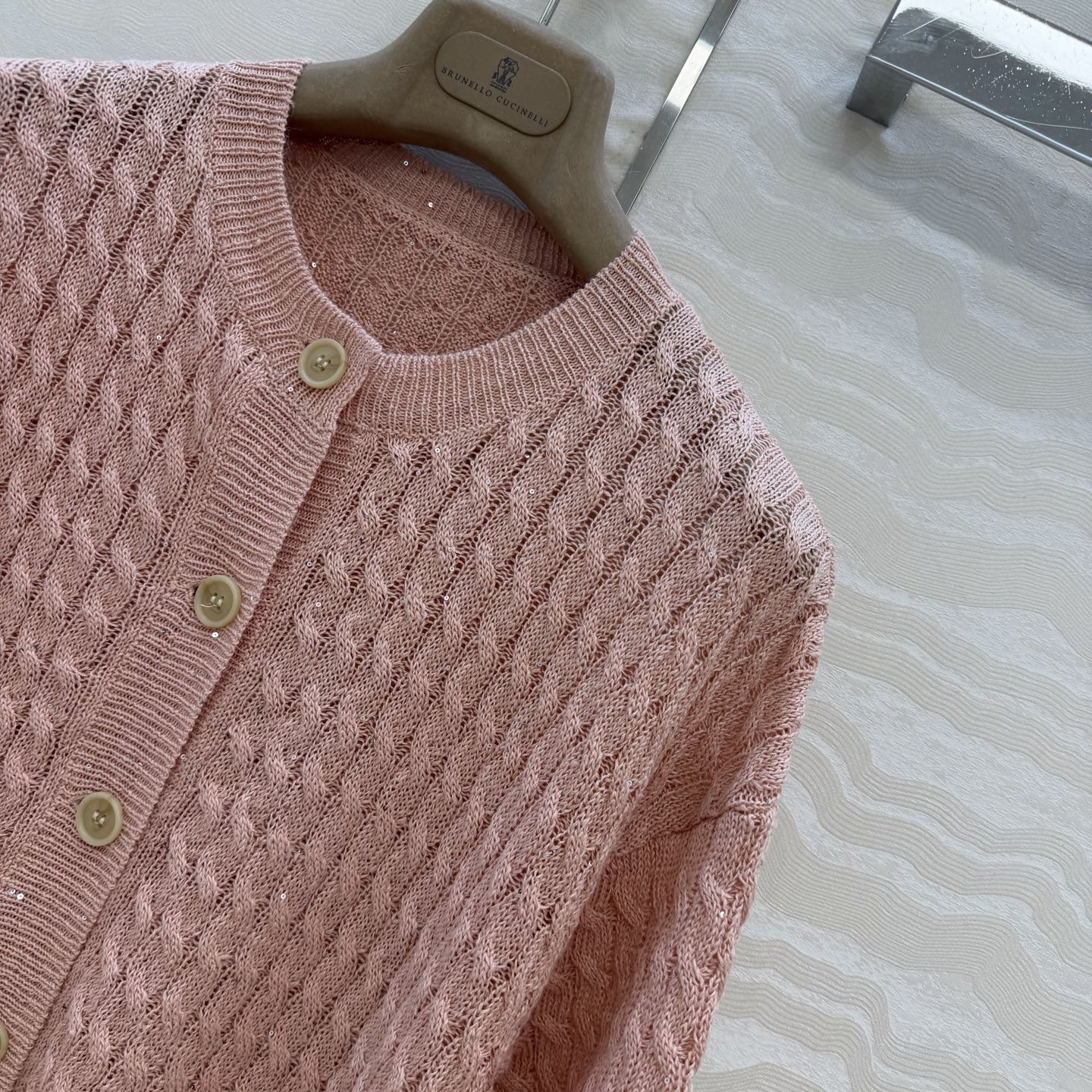 原单品质🍒行走的高定 Bc老钱风穿搭，绞花珠版短袖开衫。慵懒自在的氛围感！极简老钱风穿搭，意大利美学珠片