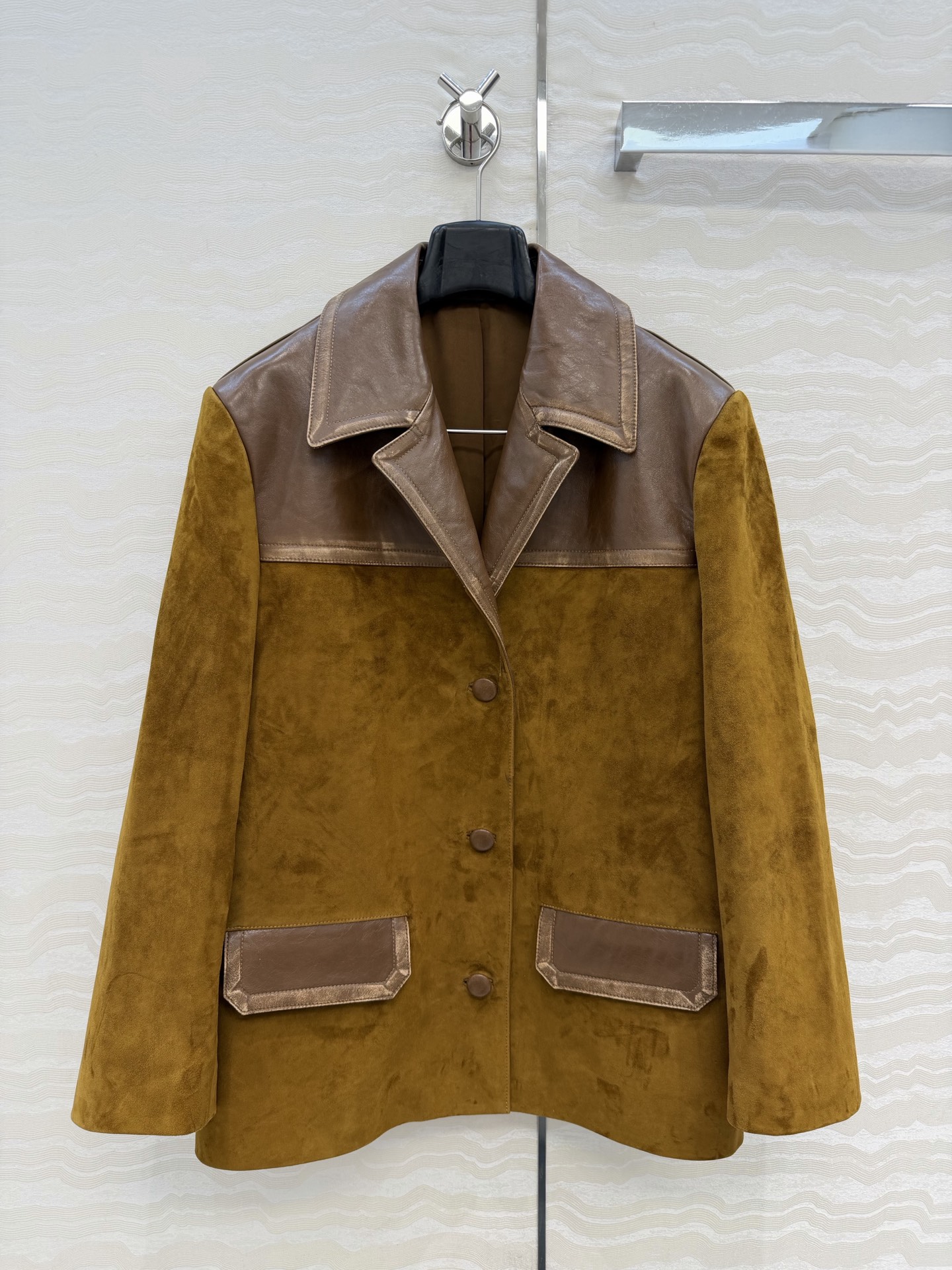 NO:782677,High-end quality control must-have miu style girly style lapel jacket!  Exclusively customized suede suede craftsmanship, retro lapel waxed leather and suede design for intellectuals, a super stacking artifact!  The old color-washed hemming technique makes the classic overzise loose fit look slimmer on the upper body!  Imported suede lambskin, a sweet and cool must-have item in a fashionable girl's wardrobe. See for yourself the perfect workmanship and quality. Strongly reserved for your own use!  Three-color code 3. Size 38, shoulder width 46, bust 108, length 73., Miu Miu-clothing, miumiu, jackets & coats, jackets & coats, sheepskin, chamois leather,19860909高端品质控必入miu系少女可露丽风翻领夹克外套！独家定制麂皮绒面工艺知识分子复古翻领油腊皮拼麂皮绒设计,超级叠搭神器！做旧擦色包边工艺,经典overzise宽松版型上身巨显瘦！进口麂皮绒小羊皮,甜酷的时髦少女衣橱必备气质单品.完美做工品质自己看.强烈自留款！三色3码.38码肩宽46,胸围108,衣长73.,缪缪-服装,miumiu,jackets & coats,jackets & coats,sheepskin,chamois leather,,Women's clothing