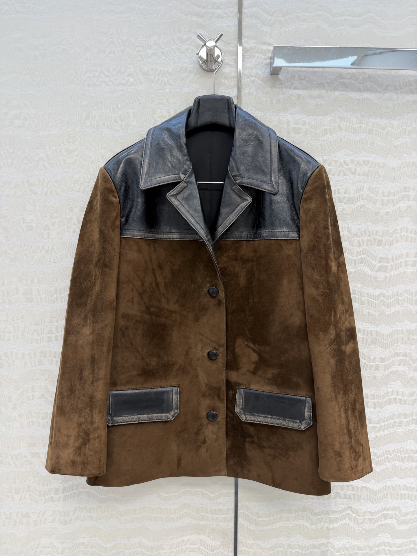 NO:744775,High-end quality control must-have miu style girly style lapel jacket!  Exclusively customized suede suede craftsmanship, retro lapel waxed leather and suede design for intellectuals, a super stacking artifact!  The old color-washed hemming technique makes the classic overzise loose fit look slimmer on the upper body!  Imported suede lambskin, a sweet and cool must-have item in a fashionable girl's wardrobe. See for yourself the perfect workmanship and quality. Strongly reserved for your own use!  Three-color code 3. Size 38, shoulder width 46, bust 108, length 73., Miu Miu-clothing, miumiu, jackets & coats, jackets & coats, sheepskin, chamois leather,19860909高端品质控必入miu系少女可露丽风翻领夹克外套！独家定制麂皮绒面工艺知识分子复古翻领油腊皮拼麂皮绒设计,超级叠搭神器！做旧擦色包边工艺,经典overzise宽松版型上身巨显瘦！进口麂皮绒小羊皮,甜酷的时髦少女衣橱必备气质单品.完美做工品质自己看.强烈自留款！三色3码.38码肩宽46,胸围108,衣长73.,缪缪-服装,miumiu,jackets & coats,jackets & coats,sheepskin,chamois leather,,Women's clothing