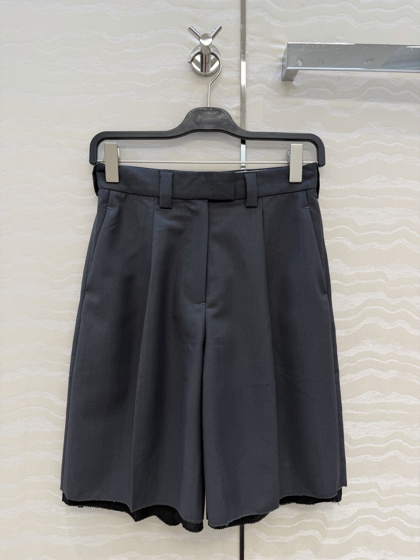 NO:779972,Original quality 26 early spring new product, Row style high-end straight-leg suit and five-quarter pants!  A must-have!  Age-reducing workwear-style double-layer trouser leg design, customized imported worsted twill suit fabric has a great texture. Casual temperament, H version upper body is super slim!  Close your eyes and look versatile, casual and handsome!  Highly recommended for self-retention!  The quality of workmanship depends on the details!  Instant delivery from stock!  Three colors S-L. Size S waist 68, hip 92, pants length 56., women's clothing, business suit,19860909原单品质26早春新品,Row风高级感直筒西装五分裤！人手必备！减龄工装风双层裤腿设计,定制进口精纺斜纹西装面料质感超赞 .随性气质H版型上身超显瘦！闭眼入百搭随性又帅气！强烈推荐自留款！做工品质看细节！现货秒发！三色S-L码.S码腰围68,臀围92,裤长56.,女装,business suit,,Women's clothing