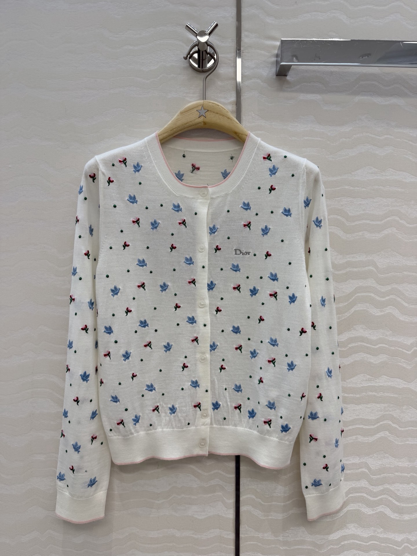 NO:775582,High-end original quality Miss D26s new early spring product, garden world series embroidered knitted cardigan small jacket. 80 imported wool three-dimensional embroidery exquisite peace dove flower details are very girly and gentle and elegant. Positioned love embroidery on the back. The classic version is not picky and can be easily controlled for commuting and leisure. The 18-needle craft imported yarn has a delicate texture, white and beautiful, a must-have high-end item. 3 codes in one color!  Size 38, shoulder width 33, bust 86, length 54., Dior-clothing, dior, jackets & coats,19860909高端原单品质Miss D26s早春新品,花园世界系列刺绣针织开衫小外套.80支进口羊毛立体刺绣精致和平鸽花细节满分少女感爆棚温柔优雅.后背定位爱心刺绣.经典版型不挑人通勤休闲都能轻松驾驭,18针工艺进口纱线质感细腻,白富美必入高级单品.一色3码！38码,肩宽33,胸围86,衣长54.,迪奥-服装,dior,jackets & coats,,Women's clothing