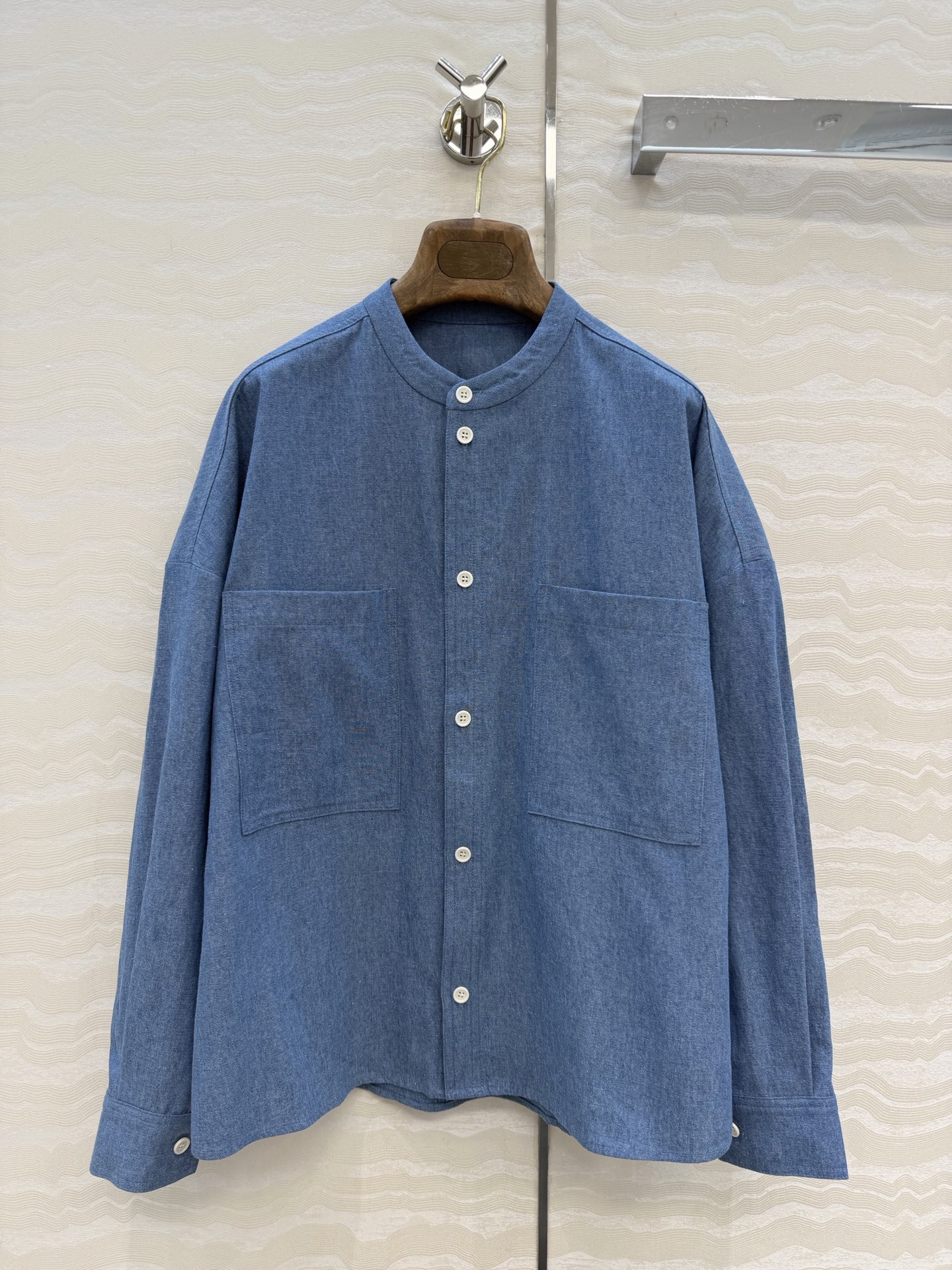 NO:775322,The exclusive first release of original quality 26 early spring new products!  LP old money style lightweight denim shirt!  The custom-made white shell buttons are low-key and luxurious, and the custom-made imported pure cotton denim fabric has a light and delicate texture. The classic double pockets on the dropped shoulders represent a lazy and casual high-end item. A must-have sun protection outfit for summer!  Highly recommended as a versatile item to keep for yourself!  The quality of workmanship depends on the details. One color is available in 3 sizes. The shoulder width of M size is 60, the bust is 110, and the length of the dress is 63., women's clothing, loro piana, shirts,19860909独家首发原单品质26早春新品！LP老钱风轻薄牛仔衬衫！定制白贝扣低调奢华细节感满满,定制进口纯棉牛仔面料质感轻盈细腻.落肩经典双口袋演绎慵懒随性的高级单品.夏日必备防晒穿搭天菜！强烈推荐自留百搭单品！做工品质看细节,现货一色3码.M码肩宽60,胸围110,衣长63.,女装,loro piana,shirts,,Women's clothing