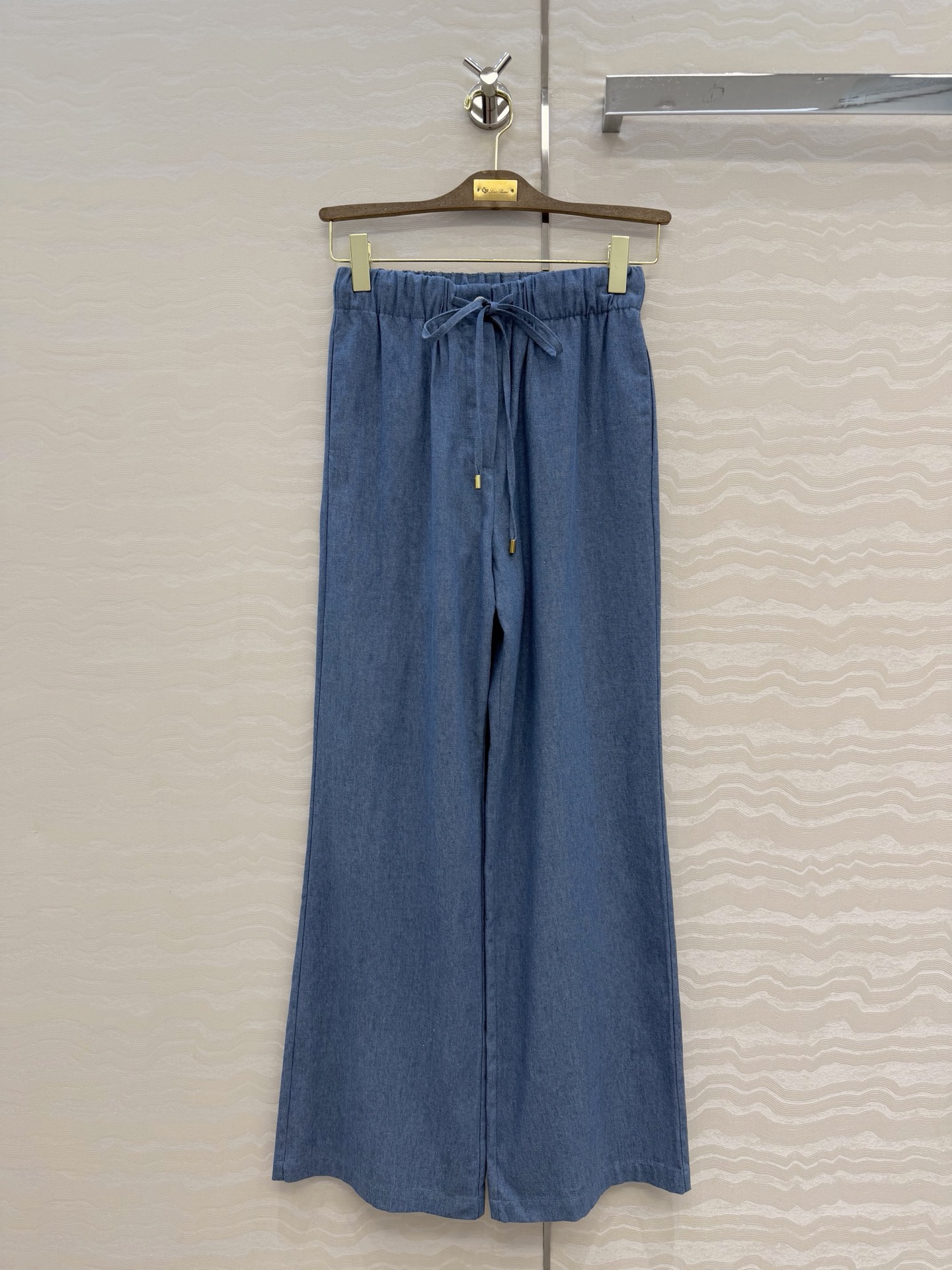 NO:775326,The exclusive first release of original quality 26 early spring new products!  LP old money style minimalist Helios light denim straight pants!  Customized imported pure cotton denim fabric has a delicate and comfortable texture!  The elastic waist tie design creates a lazy and casual high-end item. The classic mid-high-waisted straight wide-leg pants style!  Amazing outfits for pear-shaped bodies!  Full of details, low-key luxury design is awesome!  Highly recommended as a versatile item to keep for yourself!  The quality of workmanship depends on the details, one color comes in 3 sizes. Size S has a waist size of 68, a hip size of 96, and a pants length of 105., women's clothing, loro piana,19860909独家首发原单品质26早春新品！LP老钱风穿搭极简主义Helios轻薄牛仔直筒裤！定制进口纯棉牛仔面料质感细腻舒适！松紧腰系带设计演绎慵懒随性的高级单品.经典中高腰直筒阔腿裤型！梨形身材的穿搭天菜！细节感满满,低调奢华设计感超赞！强烈推荐自留百搭单品！做工品质看细节,一色3码.S码腰围68,臀围96,裤长105.,女装,loro piana,,Women's clothing