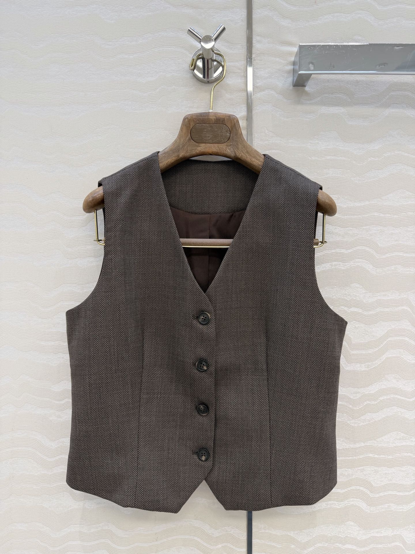 NO:853056,Exclusive first release, high-end original quality LP minimalist and smart outfit!  Same style as Kelly Chen, chic and handsome high-grade acetate wool vest!  The economy is booming~classic retro waist style!  Exclusively customized imported high-definition 30 acetate 70 wool fabric with delicate texture!  The low-key luxury design of the fabric is awesome!  Highly recommended classic and versatile item!  The three-dimensional tailoring makes the upper body look slimmer and taller!  Customized fine bias lining with delicate texture, perfect workmanship quality depends on the details, one color 3 sizes. S size bust 90, length 49., women's clothing, loro piana,19860909独家首发,高端原单品质LP极简高智感穿搭！陈慧琳同款,潇洒帅气的高级醋酸羊毛马甲！经济上行风~经典复古收腰版型！独家定制进口高定30醋酸70羊毛面料质感细腻！面料低调奢华设计感超赞！强烈推荐经典百搭单品！立体剪裁版型上身显瘦又高挑！定制细斜里衬质感细腻,完美做工品质看细节,一色3码.S码胸围90,衣长49.,女装,loro piana,,Women's clothing