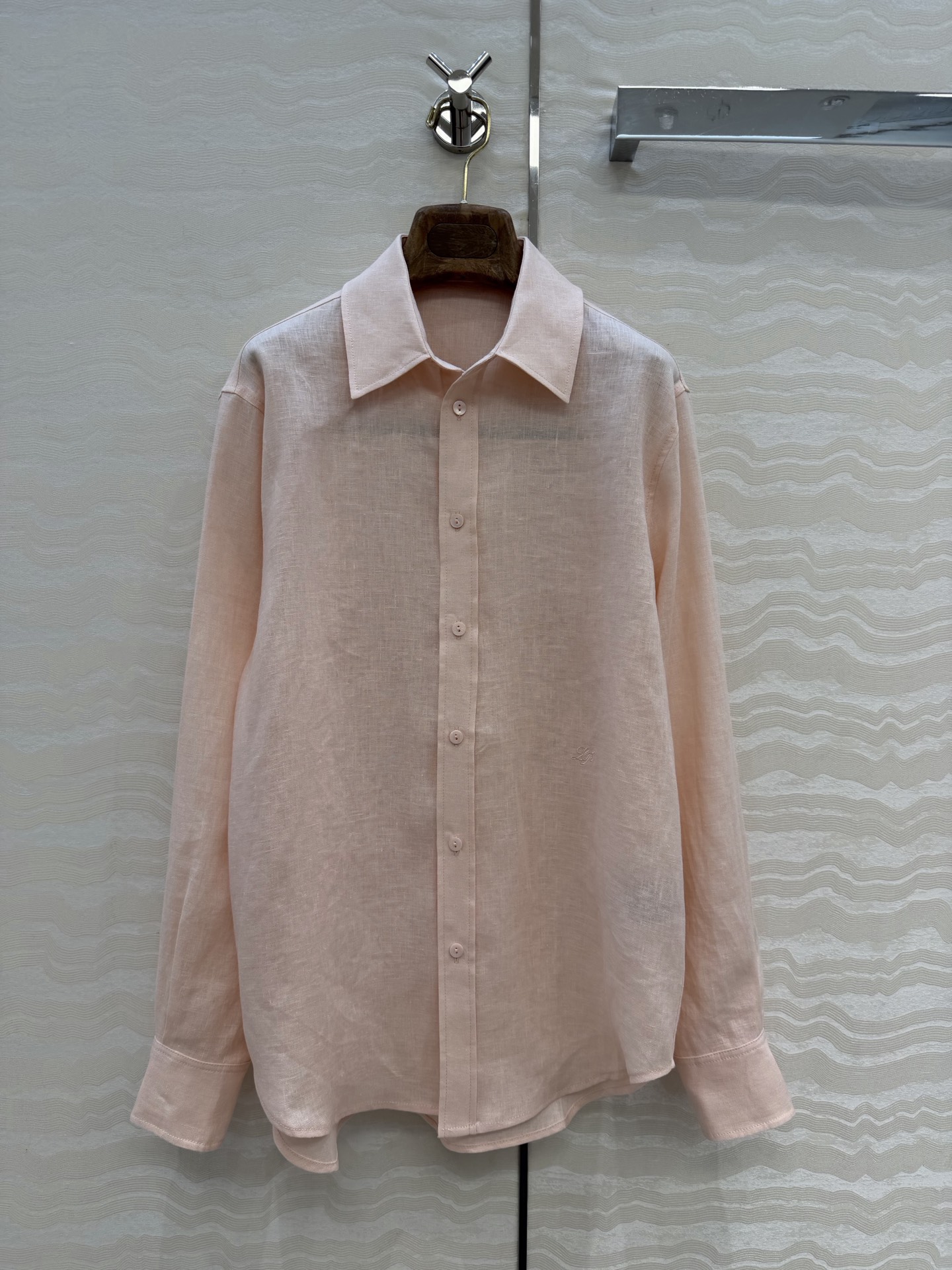 NO:779011,Exclusive first release of original quality, LP old money style dopamine color linen shirt!  The small embroidered logo is full of low-key luxury details, and the imported linen fabric has a light and delicate texture. The classic small lapel is a lazy and casual high-end item. A must-have sun protection outfit for summer!  Highly recommended as a versatile item to keep for yourself!  The quality of workmanship depends on the details. There are 4 colors and 3 sizes in stock. The M size has a shoulder width of 45, a bust of 92, and a length of clothing of 72., women's clothing, loro piana, shirts,19860909独家首发原单品质,LP老钱风多巴胺色系亚麻衬衫！刺绣小logo低调奢华细节感满满,进口亚麻面料质感轻盈细腻.经典小翻领演绎慵懒随性的高级单品.夏日必备防晒穿搭天菜！强烈推荐自留百搭单品！做工品质看细节,现货4色3码.M码肩宽45,胸围92,衣长72.,女装,loro piana,shirts,,Women's clothing