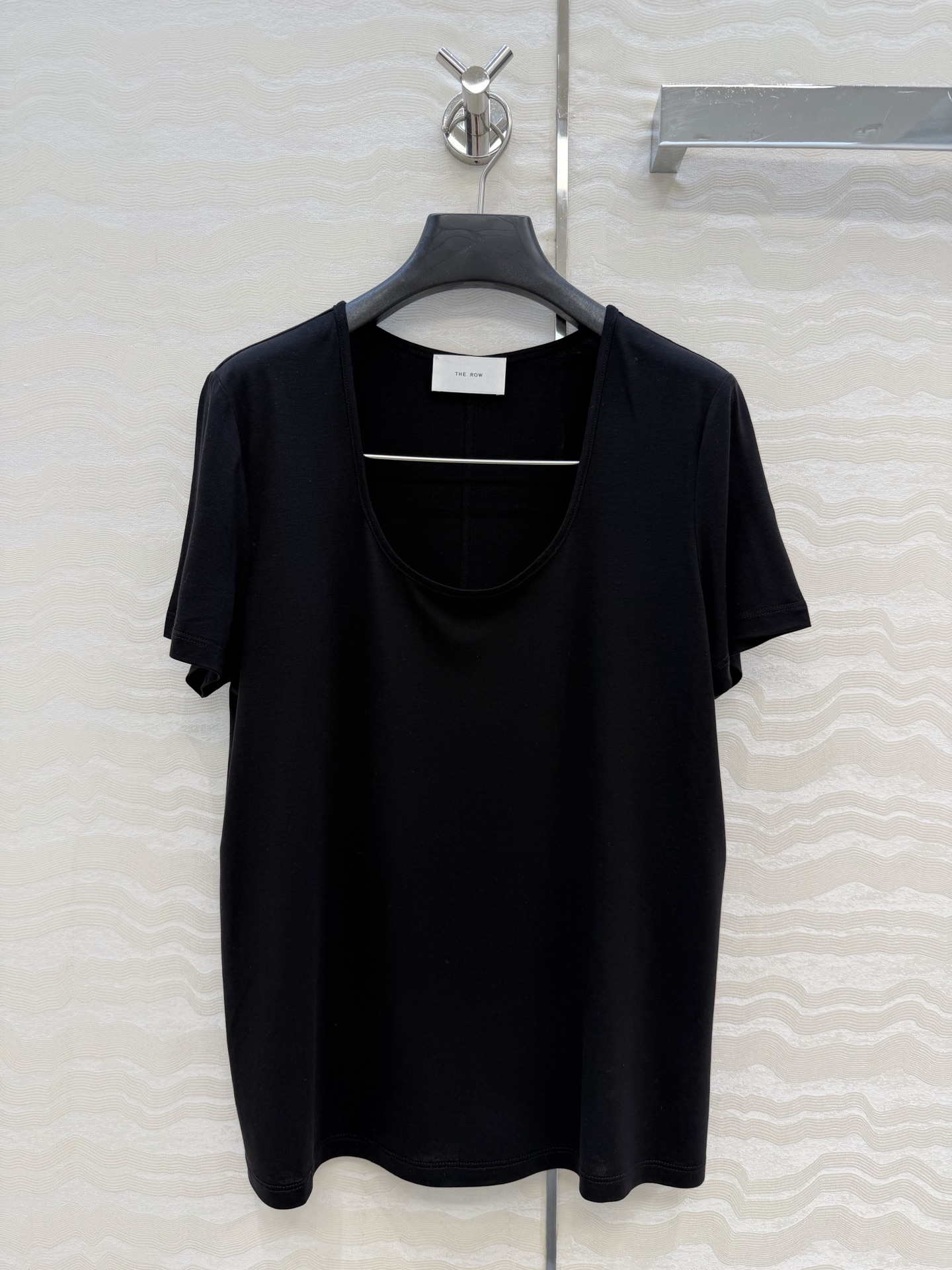 NO:853751,Original quality Row style classic basic T-shirt. Long-term fashionable exquisite single product with U-neck design small short-sleeved T-shirt. One-piece three-dimensional tailoring seamless design creates Italian minimalist high-end feel. Imported high-end Lyocell Tencel wool fabric has a delicate, soft and awesome texture!  The classic version is not picky!  It is highly recommended to reserve money for your own use. Three colors and 3 codes are available for grabs now!  S size shoulder width 39, bust 92, length 62., women's clothing, T-shirt, tees, t-shirt,19860909原单品质Row风经典基础T.长期主义时髦精单品U领设计小短袖T恤.一片式立体剪裁无缝设计打造意式极简的高级感,进口高端莱塞尔天丝羊毛面料细腻柔性质感超赞！经典版型不挑人！强烈推荐自留款.三色3码 现货开抢！s码肩宽39,胸围92,衣长62.,女装,T-shirt,tees，t-shirt,,Women's clothing