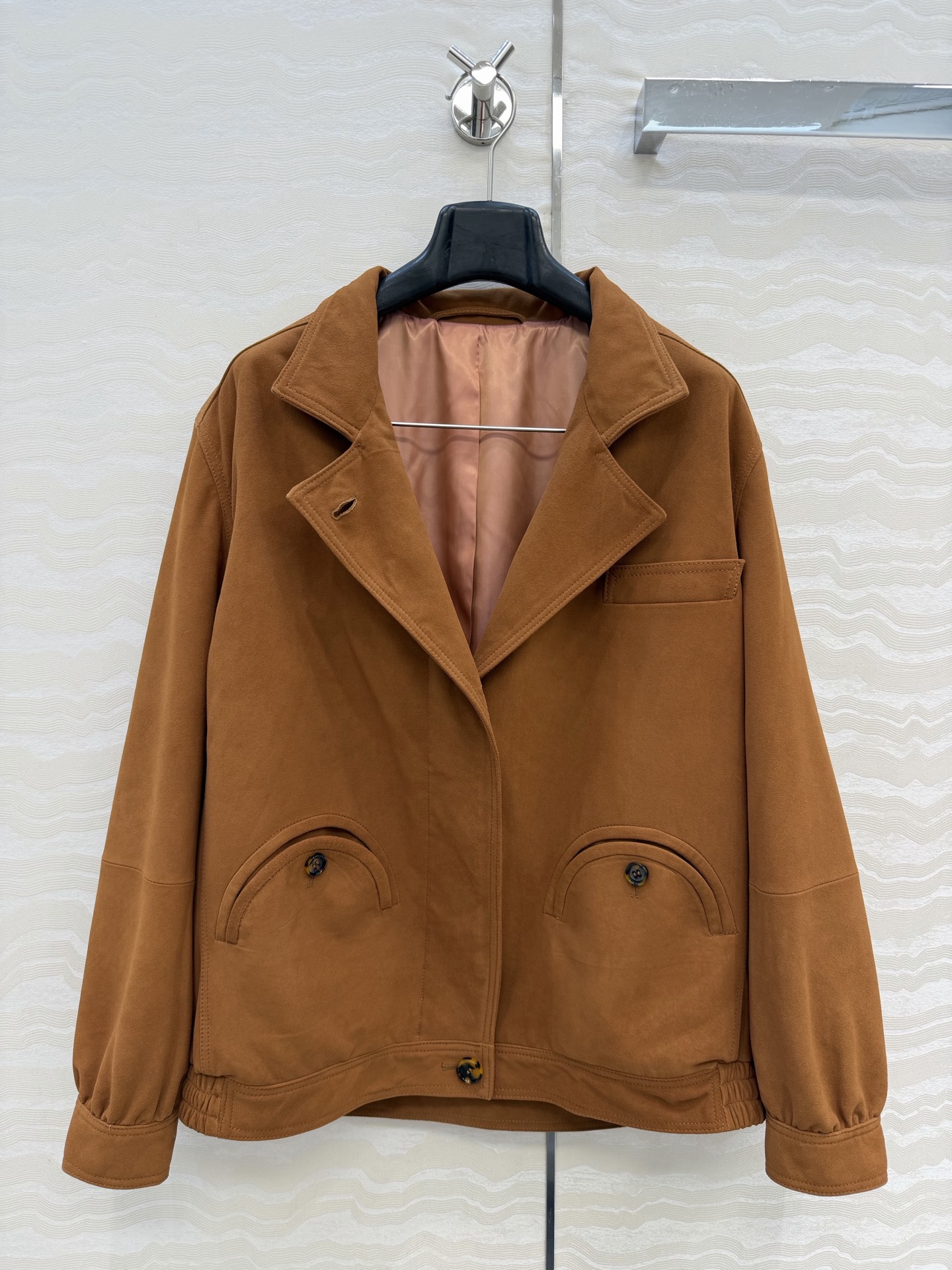 NO:744413,High-end original quality, BM fashionable Gliss sheepskin jacket!  Classic logo curved pockets and tortoiseshell pattern buttons. Imported Xinjiang lambskin - the first layer of suede technology is soft and waxy, flexible and delicate, and the leather feels great. The classic H version is slim and perfect!  The neatly cut upper body is casual and free, with an elegant and layered look!  Casual, fashionable yet handsome, it is highly recommended to keep it for yourself!  Perfect workmanship quality depends on the details, one color S.M.L. three sizes. S size, shoulder width 45, bust 128, length 68., women's clothing, jackets & coats, jackets & coats, sheepskin,19860909高端原单品质,BM时髦Gliss羊皮夹克外套！经典标志弧型口袋玳瑁纹扣子.进口新疆小羊皮-头层反绒工艺软糯柔韧细腻皮质感超赞,经典H版型显瘦绝绝子！利落剪裁上身随性洒脱,气质优雅叠搭神器！休闲时髦不失帅气强烈推荐自留款！完美做工品质看细节,一色S.M.L.三个码.S码,肩宽45,胸围128,衣长68.,女装,jackets & coats,jackets & coats,sheepskin,,Women's clothing