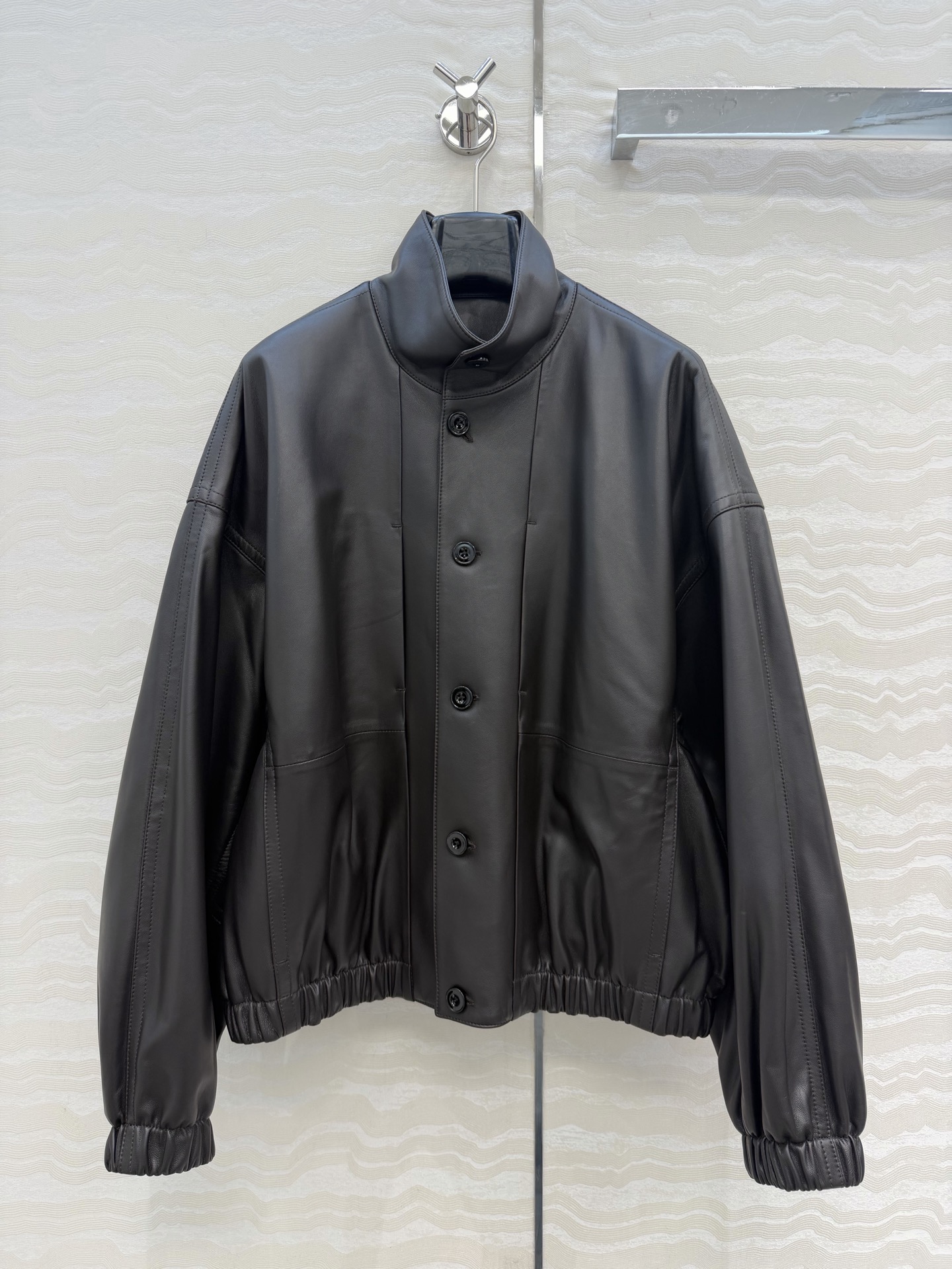 NO:744408,Quality control is a must!  LM's minimalist outfit is an overzise silhouette leather jacket that's super lightweight!  Customized ebony color with a bit of brown tone. Imported lambskin stand-collar jacket!  Super light and delicate leather is awesome!  Look for our quality version!  Imported lambskin is light and soft!  The temperament is sassy, ​​the classic version can be sweet or salty, fashionable and sassy. The imported leather’s natural texture is delicate and wide. Come with those who know the stuff!  The sense of luxury is casual and atmospheric!  The classic version doesn’t flatter your upper body and makes you look slimmer!  Perfect quality depends on the details. One color S.M.L. Three sizes. Size 36 bust 130, length 60., women's clothing, jackets & coats, jackets & coats, leather jacket, sheepskin,19860909品质控必入！LM极简主义穿搭自重超轻的一款overzise廓形皮衣外套！定制带点棕调的乌木色.进口小羊皮立领夹克！超轻盈细腻皮质超赞！认准我家品质版型！进口小羊皮又轻又柔软！气质飒爽经典版型可甜可盐时髦飒爽.进口皮质自然纹理细腻挺阔.懂货的来！高级感随性又大气！经典版型不挑人上身超显瘦！完美品质看细节.一色S.M.L.三个码.36码胸围130,衣长60.,女装,jackets & coats,jackets & coats,leather jacket,sheepskin,,Women's clothing