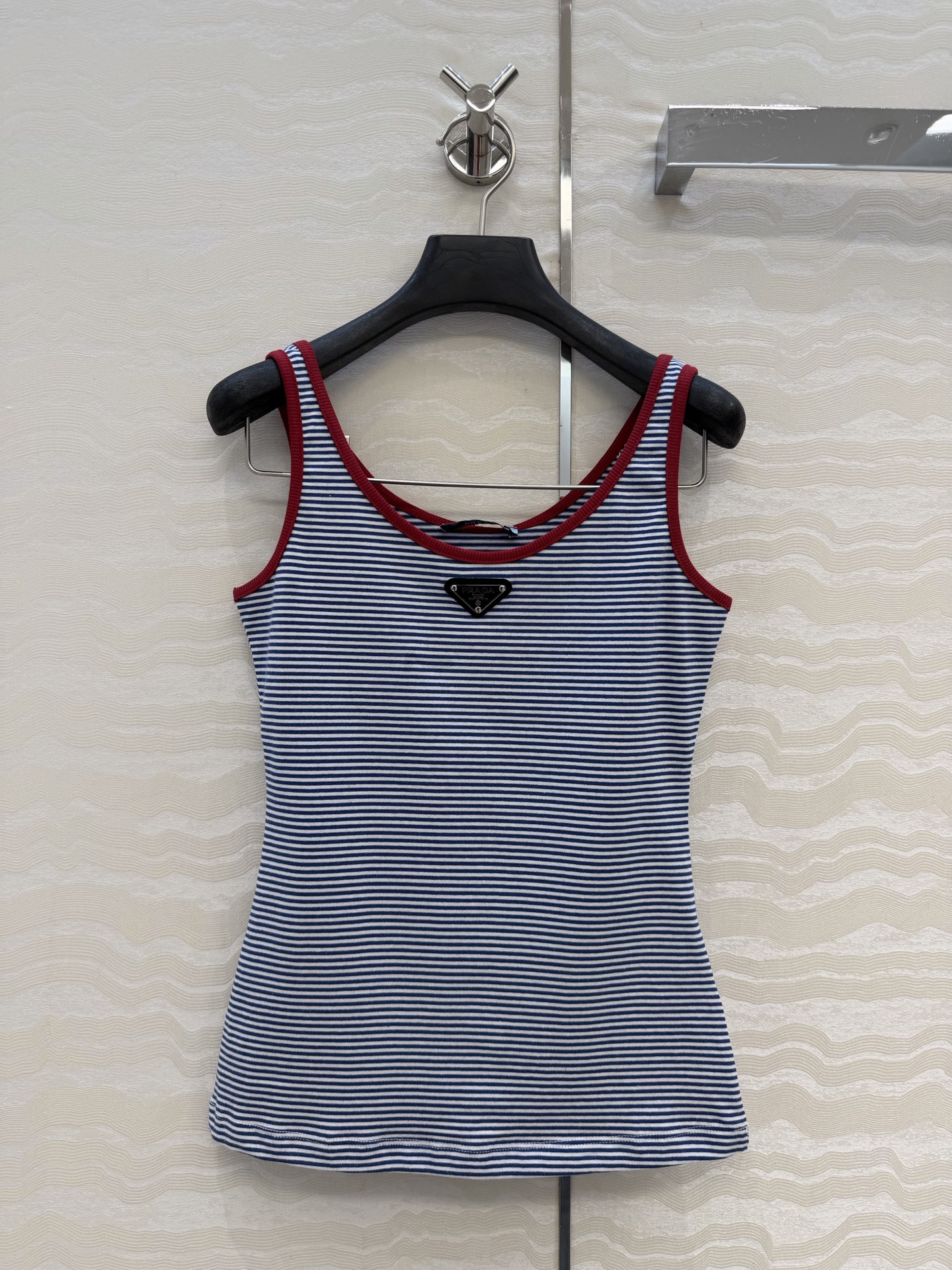 NO:827034,Exclusive first release of original quality PR fashionable items!  Triangular high-definition pure cotton striped vest!  The details of the pattern workmanship are all in place!  Imported fabrics have exquisite texture and unparalleled texture!  The age-reducing girl’s temperament is versatile, and the classic slim-fit H-shaped version is great for slimming down!  Fashionable must-have items. One color in 3 sizes. Available now!  S size bust 62, length 55. Elastic.,Prada-clothing,prada,19860909独家首发原单品质PR时髦精单品！三角标高定纯棉条纹背心！版型做工细节全面到位！进口面料细腻质感无敌！减龄少女气质百搭,经典修身H版型巨减瘦！时髦必备单品.一色3码.现货开抢！S码胸围62,衣长55.有弹力.,普拉达-服装,prada,,Women's clothing