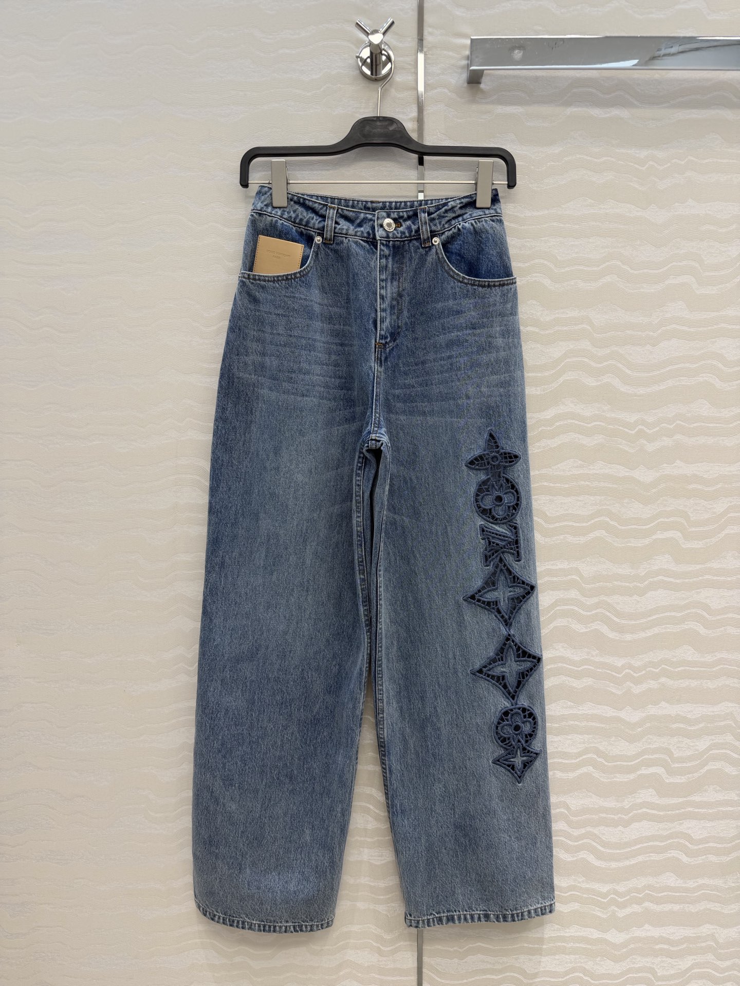 爆单推荐，L26s春夏新品BOURGEOISE系列，复古丹宁MONOGRAM缕空刺绣logo牛仔裤！经典