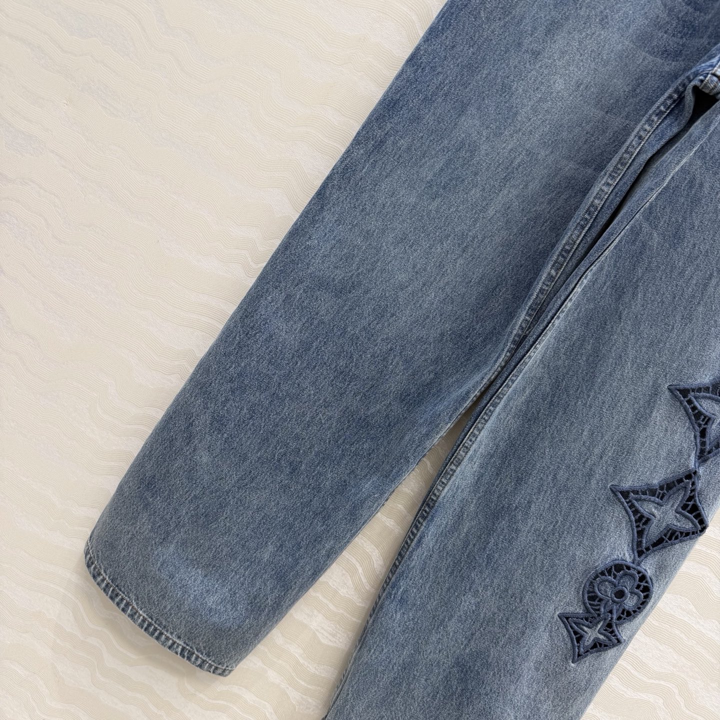 爆单推荐，L26s春夏新品BOURGEOISE系列，复古丹宁MONOGRAM缕空刺绣logo牛仔裤！经典