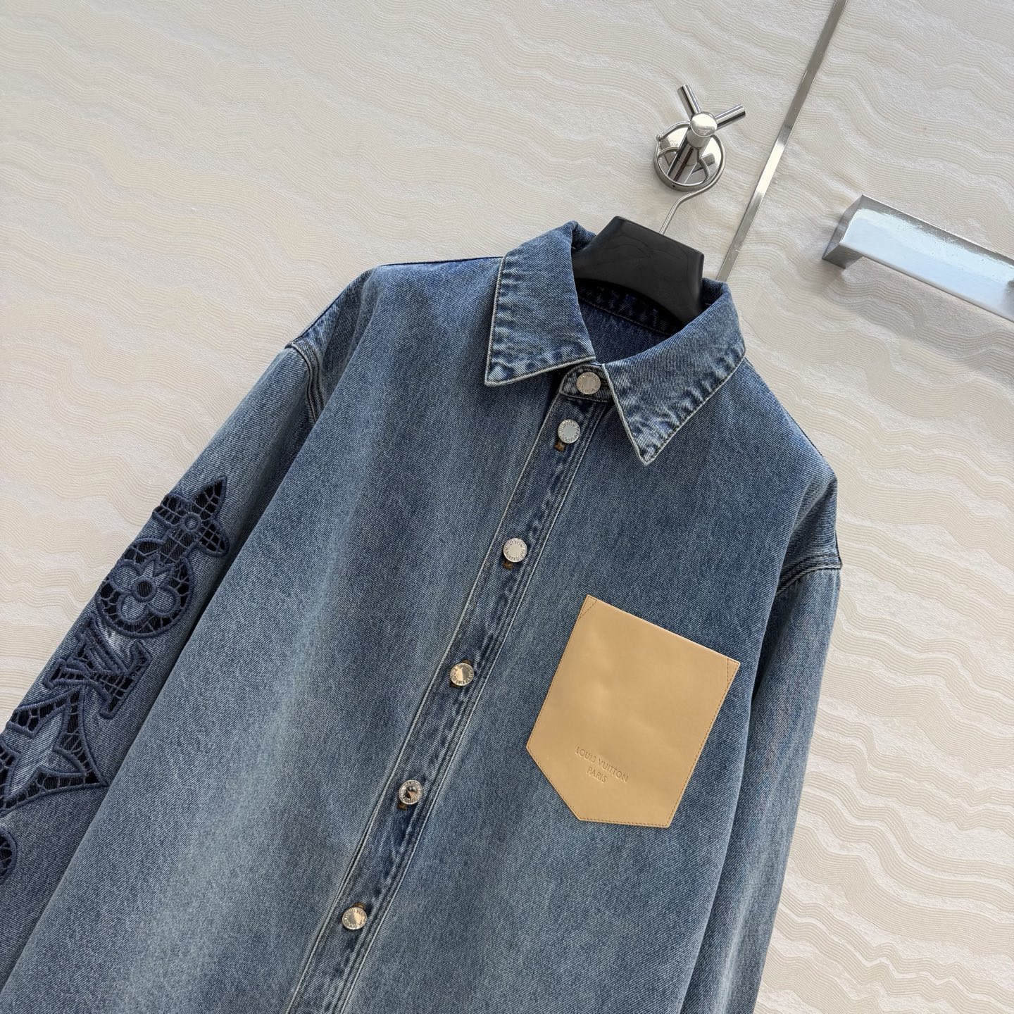 爆单推荐，L26s春夏新品BOURGEOISE系列，复古丹宁MONOGRAM缕空刺绣logo牛仔衬衫外套