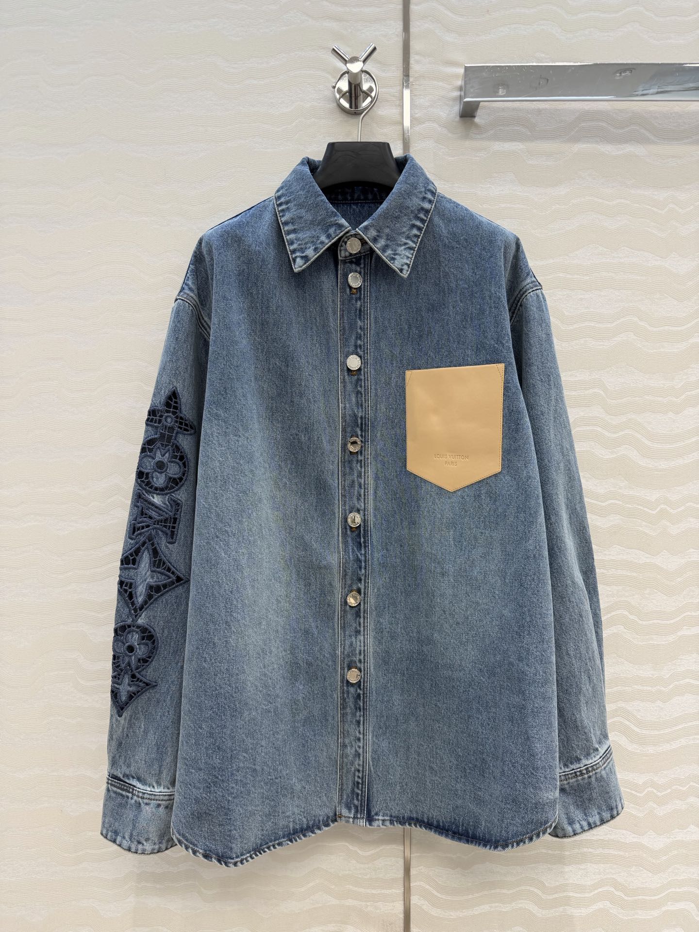 爆单推荐，L26s春夏新品BOURGEOISE系列，复古丹宁MONOGRAM缕空刺绣logo牛仔衬衫外套