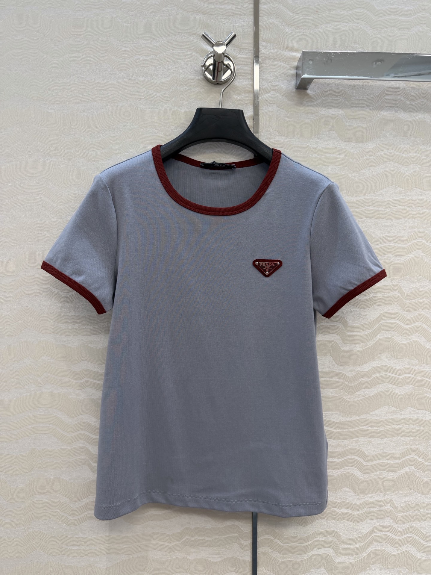 NO:827016,Original quality PR fashionable items!  Triangular high-definition pure cotton short-sleeved T!  Contrasting color hemming technology, and all the details of the pattern workmanship are in place!  Imported fabrics have exquisite texture and unparalleled texture!  The age-reducing girl’s temperament is versatile, and the classic version is great for slimming down!  Fashionable must-have items. One color in 3 sizes. Available now!  Size S shoulder width 36, bust 82, length 58, elastic., Prada-clothing, prada, T-shirt,19860909原单品质PR时髦精单品！三角标高定纯棉短袖T！撞色包边工艺,版型做工细节全面到位！进口面料细腻质感无敌！减龄少女气质百搭,经典版型巨减瘦！时髦必备单品.一色3码.现货开抢！S码肩宽36,胸围82,衣长58,有弹力.,普拉达-服装,prada,T-shirt,,Women's clothing
