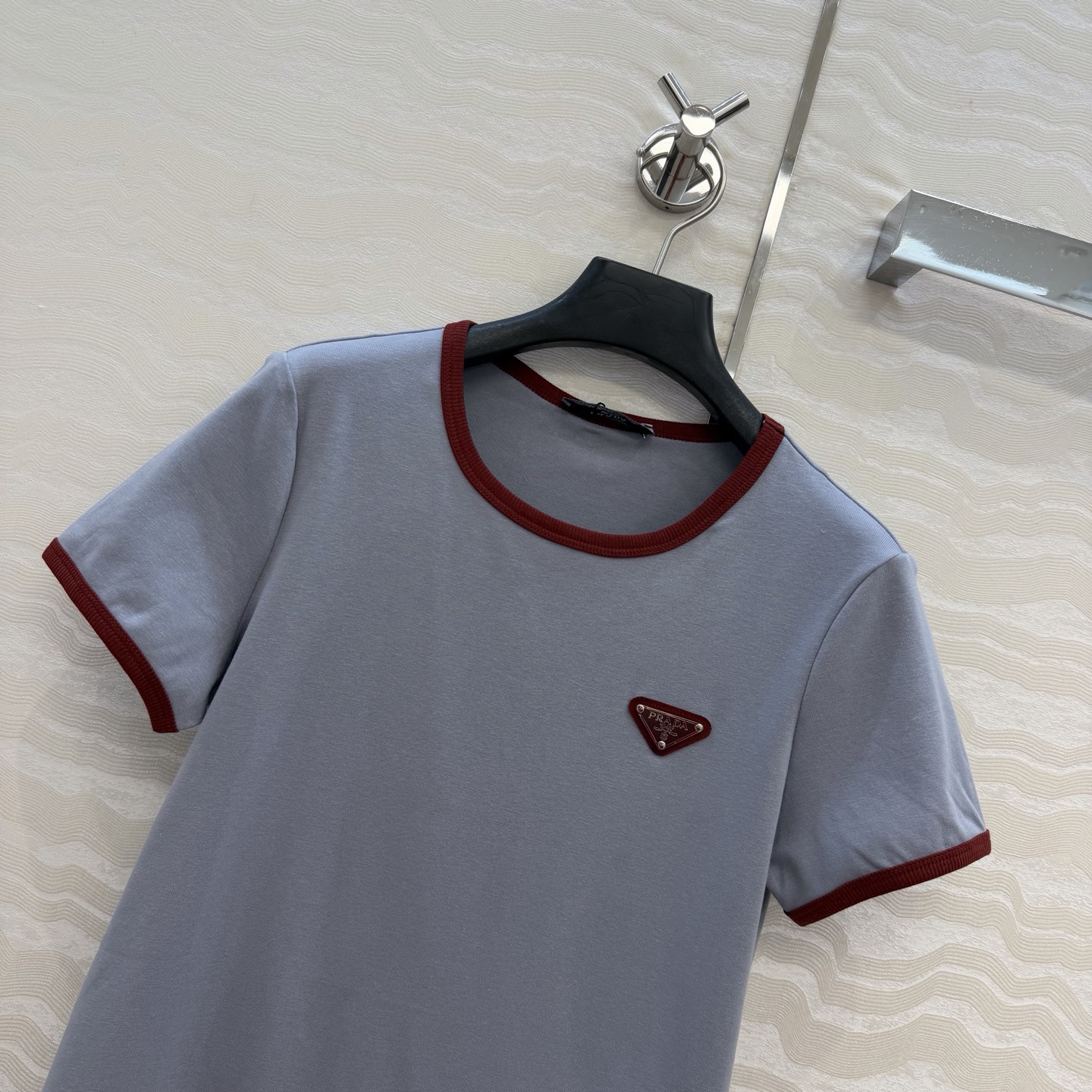原单品质❤️PR时髦精单品！三角标高定纯棉短袖T！撞色包边工艺，版型做工细节全面到位！进口面料细腻质感无