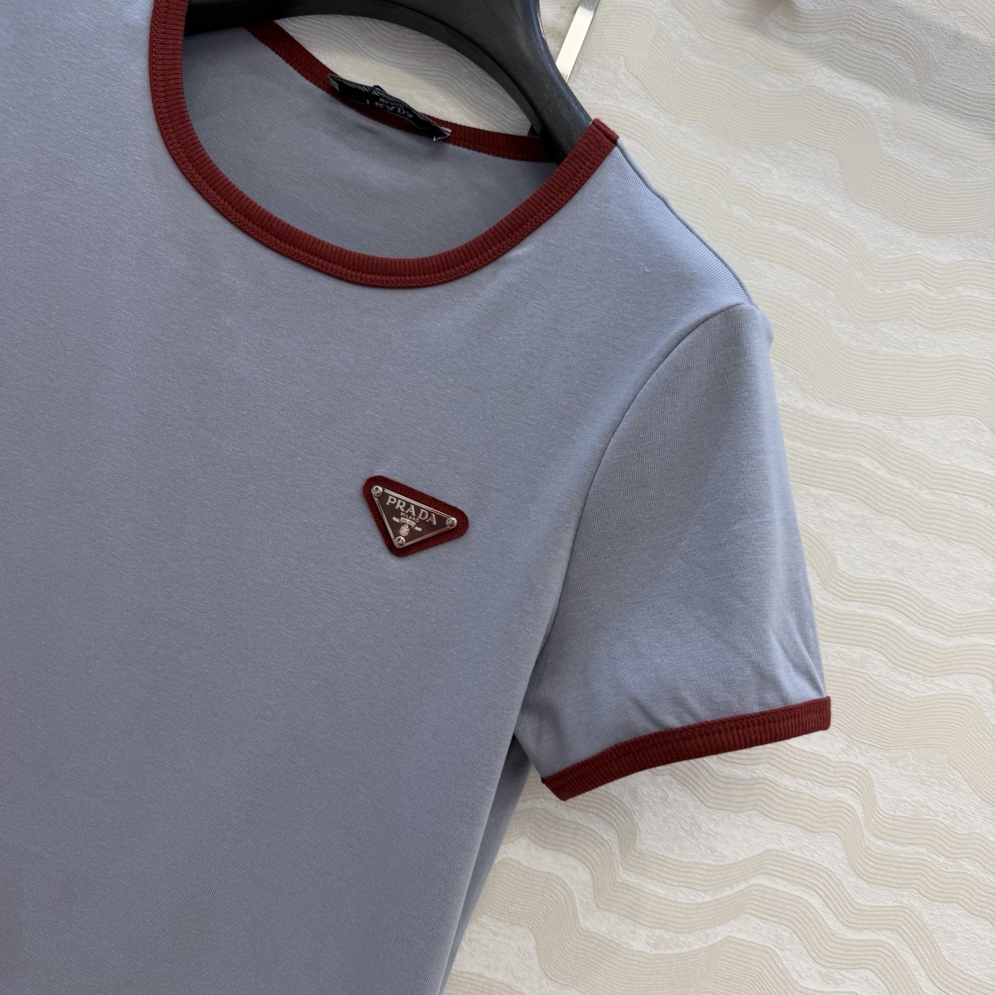 原单品质❤️PR时髦精单品！三角标高定纯棉短袖T！撞色包边工艺，版型做工细节全面到位！进口面料细腻质感无