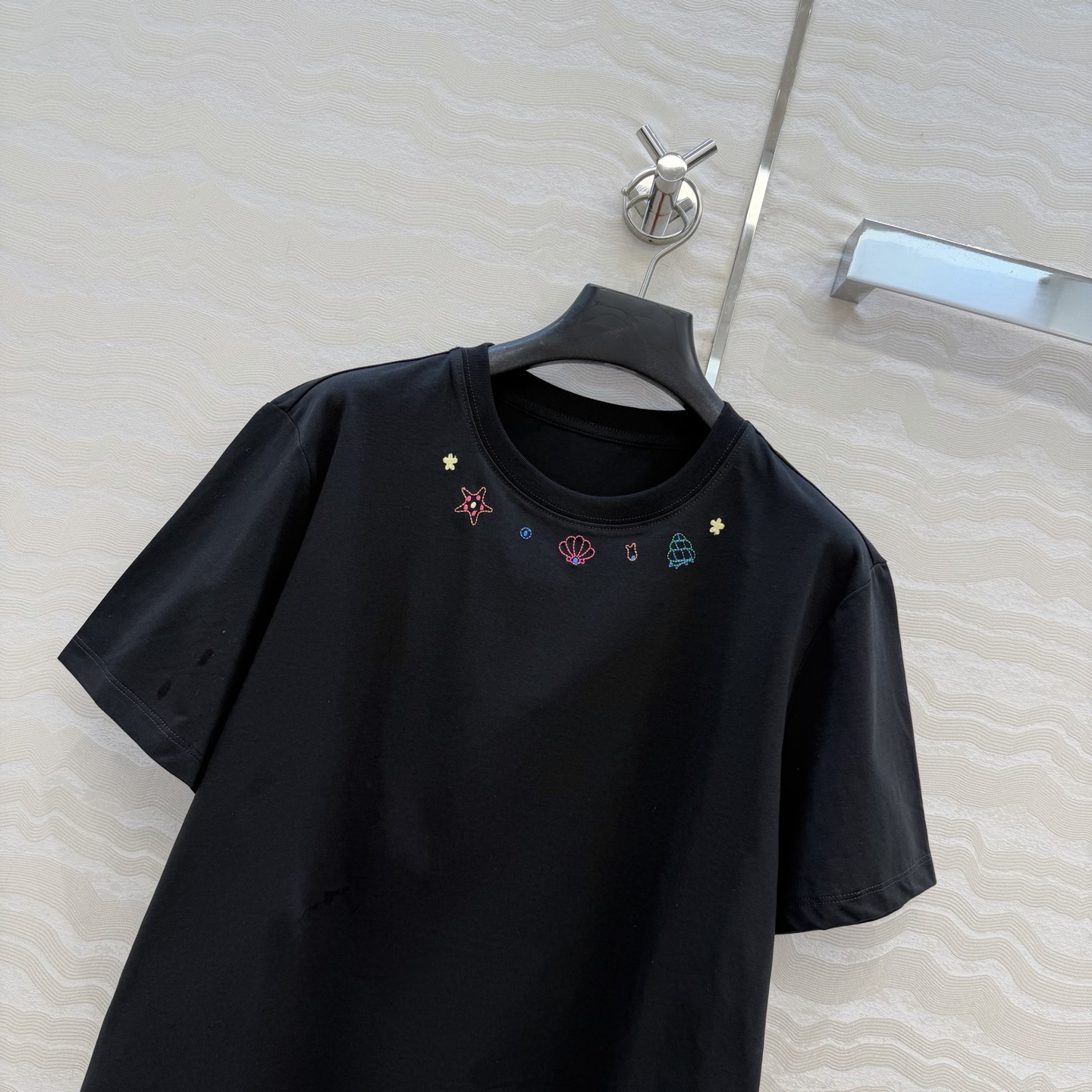原单品质❤️限定春夏新品！定位刺绣纯棉T恤！领口的彩色刺绣图案超可爱，像把海边的浪漫穿在身上🌊。重工艺定