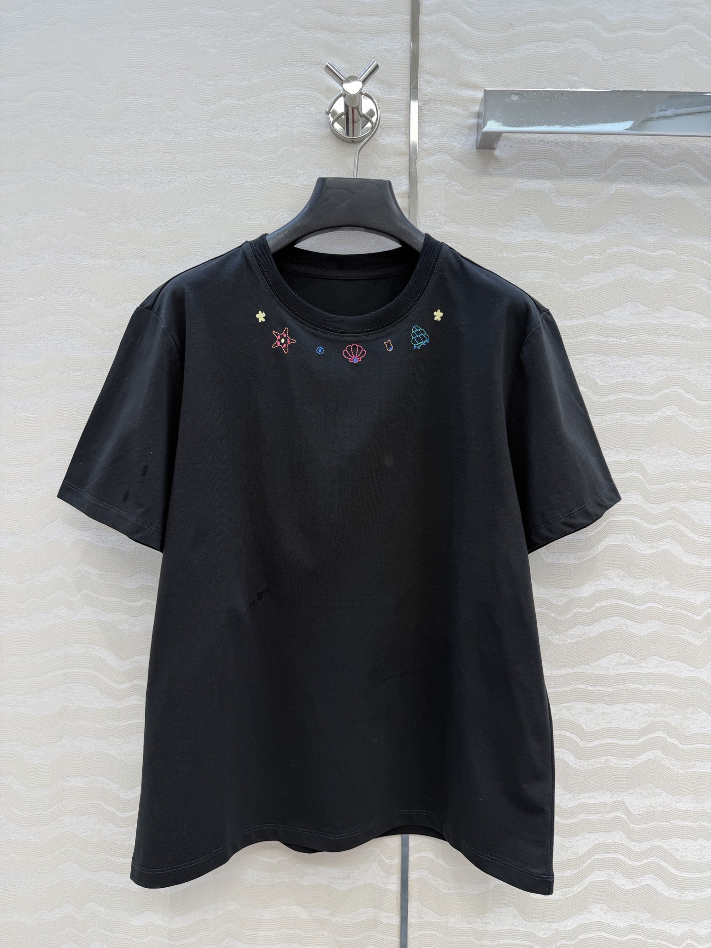 原单品质❤️限定春夏新品！定位刺绣纯棉T恤！领口的彩色刺绣图案超可爱，像把海边的浪漫穿在身上🌊。重工艺定