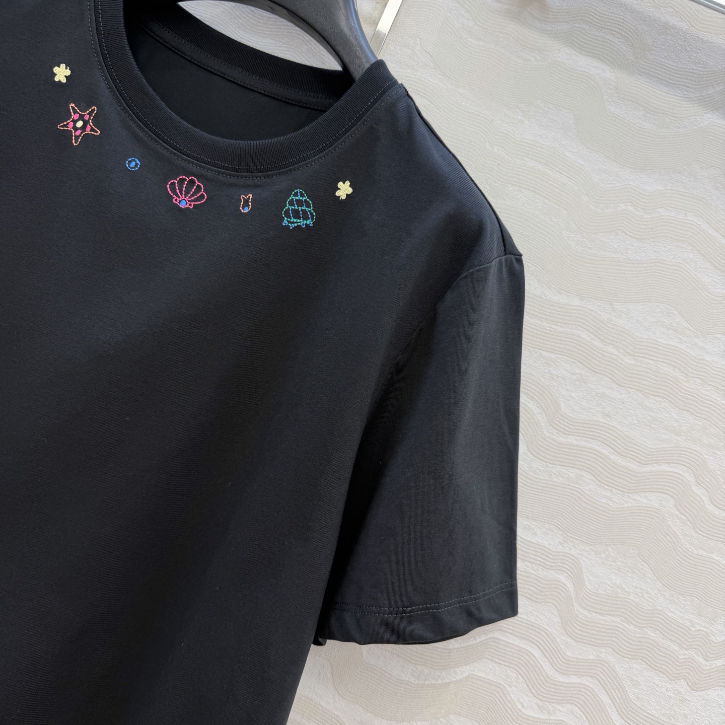 原单品质❤️限定春夏新品！定位刺绣纯棉T恤！领口的彩色刺绣图案超可爱，像把海边的浪漫穿在身上🌊。重工艺定