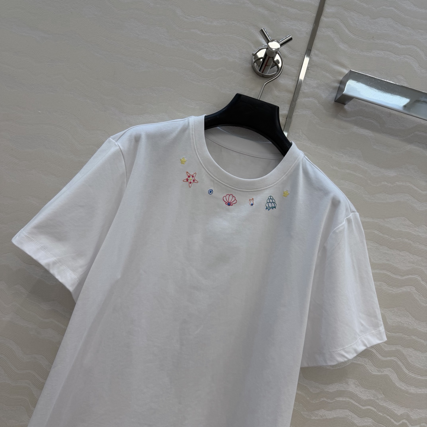 原单品质❤️限定春夏新品！定位刺绣纯棉T恤！领口的彩色刺绣图案超可爱，像把海边的浪漫穿在身上🌊。重工艺定