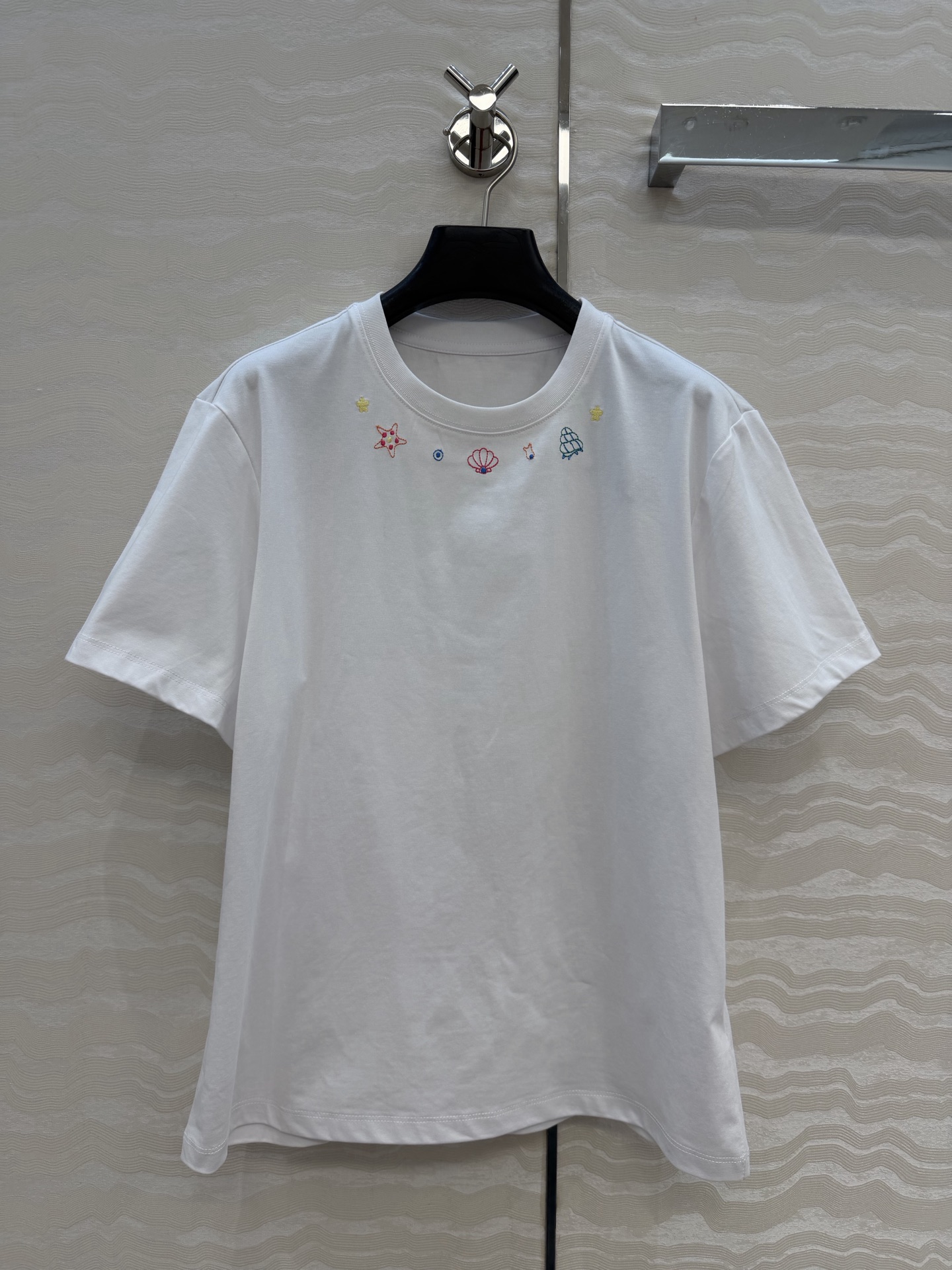 原单品质❤️限定春夏新品！定位刺绣纯棉T恤！领口的彩色刺绣图案超可爱，像把海边的浪漫穿在身上🌊。重工艺定
