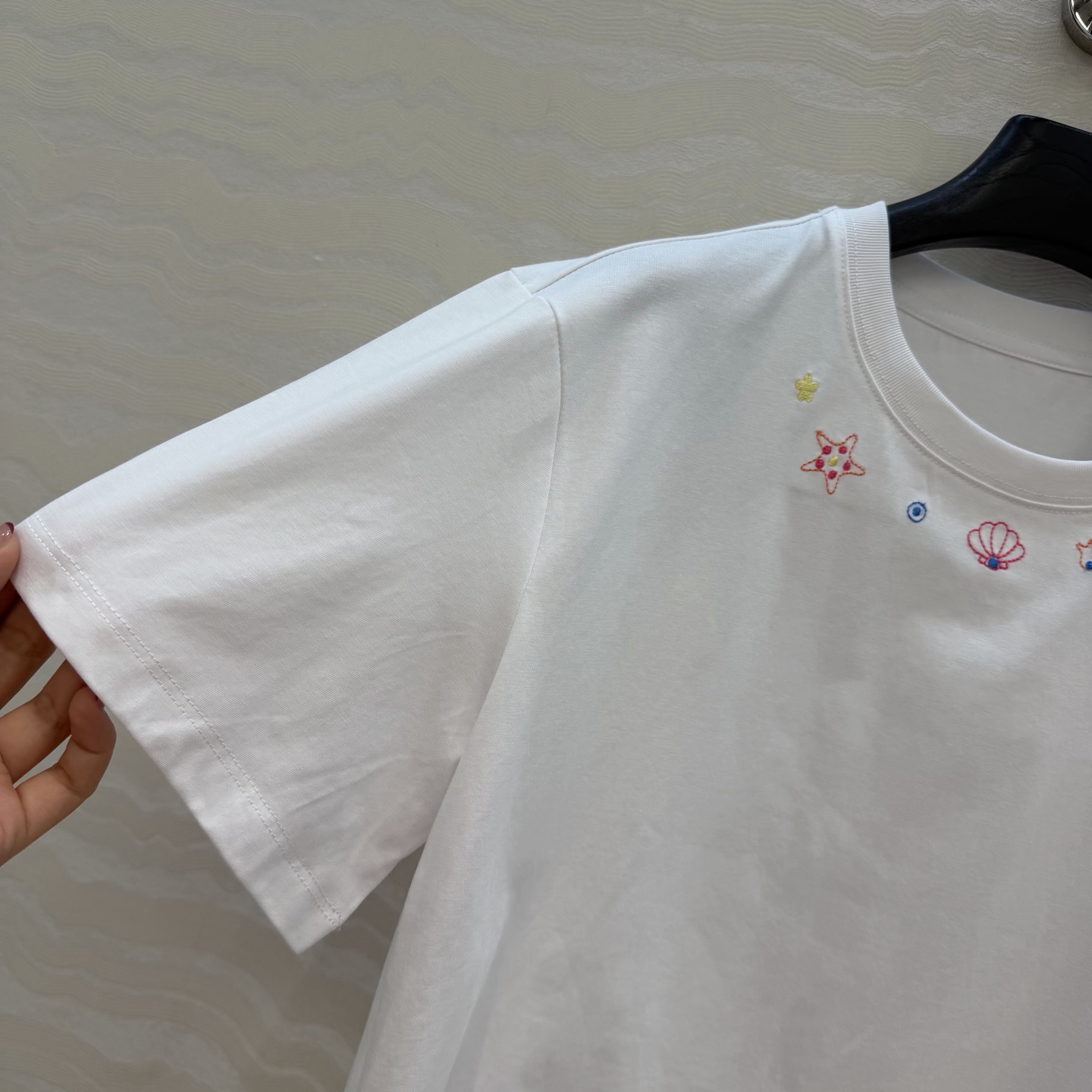 原单品质❤️限定春夏新品！定位刺绣纯棉T恤！领口的彩色刺绣图案超可爱，像把海边的浪漫穿在身上🌊。重工艺定