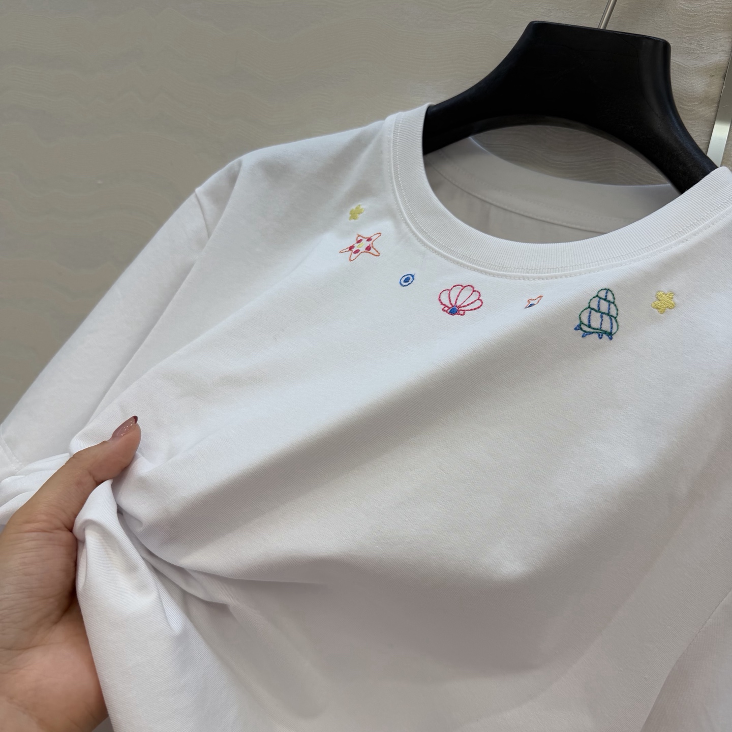 原单品质❤️限定春夏新品！定位刺绣纯棉T恤！领口的彩色刺绣图案超可爱，像把海边的浪漫穿在身上🌊。重工艺定