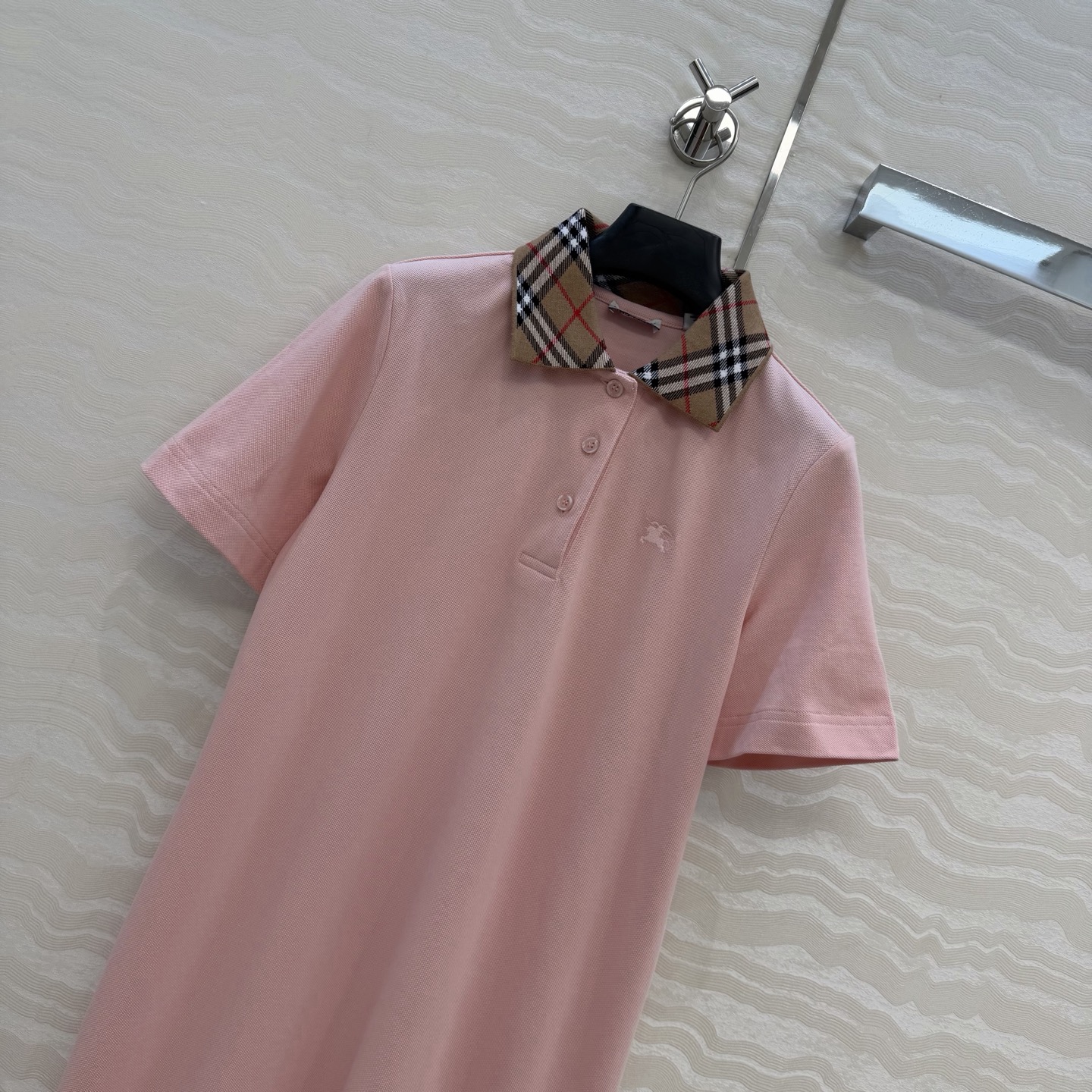 原单品质❤️B家女孩经典休闲穿搭！定位色织格纹领设计Polo领连衣裙。定位刺绣马标，超爱知识分子时髦风！