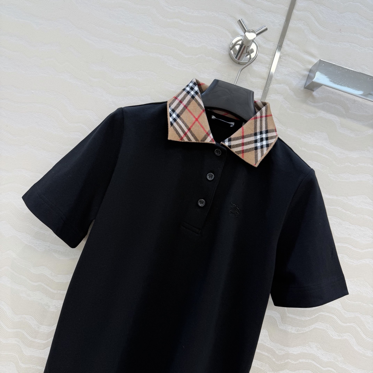 原单品质❤️B家女孩经典休闲穿搭！定位色织格纹领设计Polo领上衣。定位刺绣马标，超爱知识分子时髦风！经