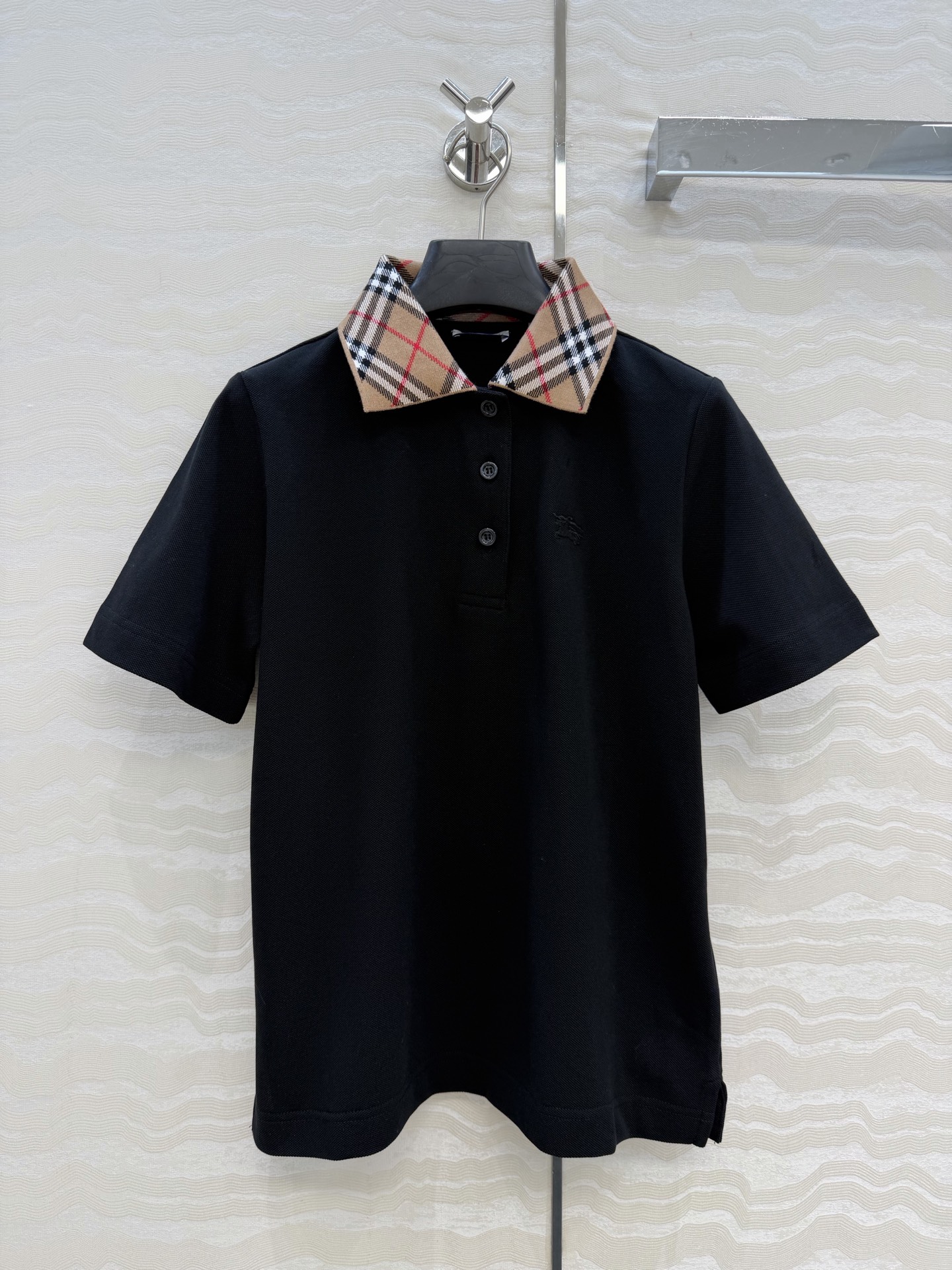 原单品质❤️B家女孩经典休闲穿搭！定位色织格纹领设计Polo领上衣。定位刺绣马标，超爱知识分子时髦风！经