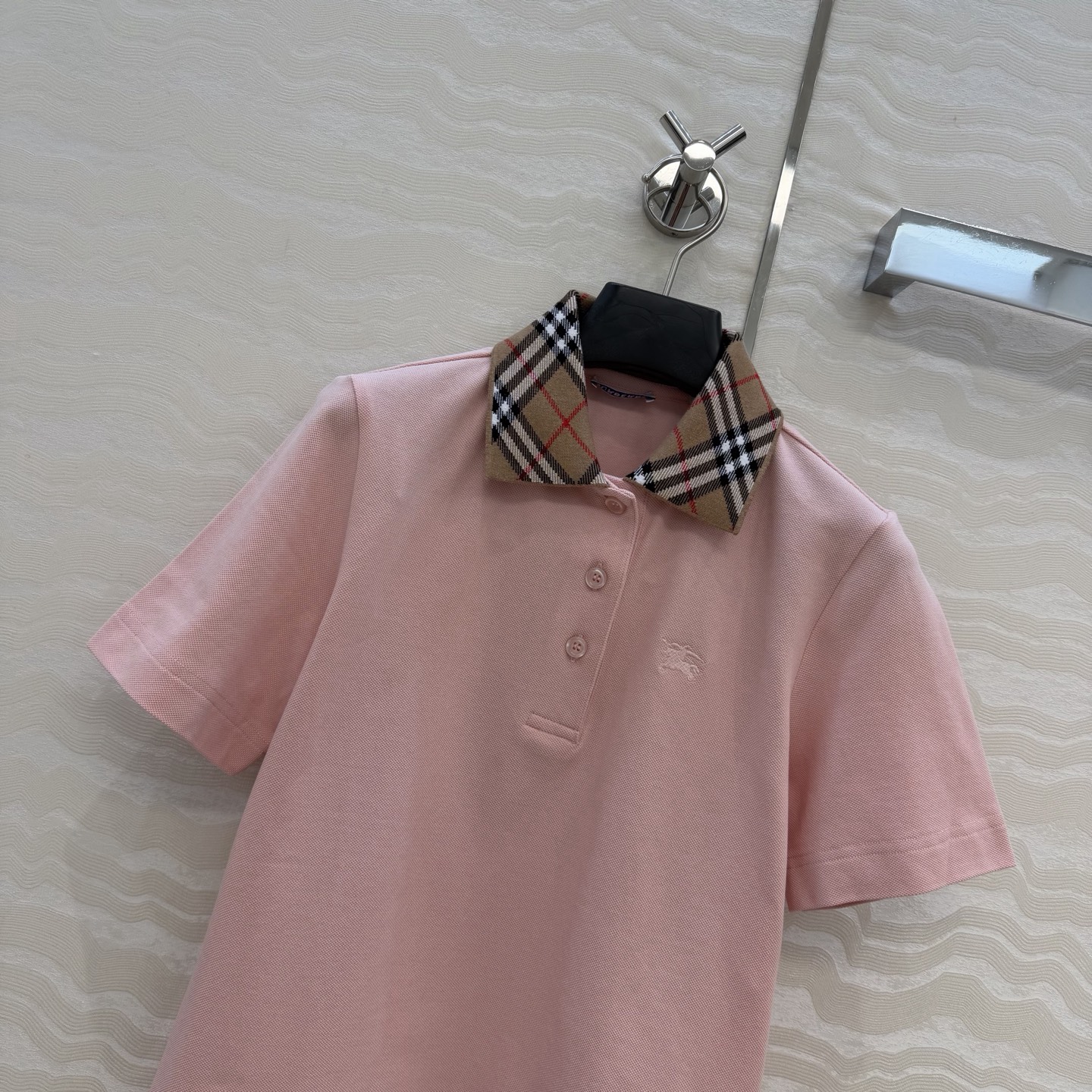 原单品质❤️B家女孩经典休闲穿搭！定位色织格纹领设计Polo领上衣。定位刺绣马标，超爱知识分子时髦风！经