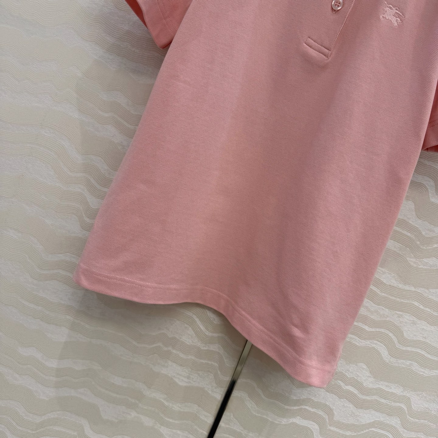 原单品质❤️B家女孩经典休闲穿搭！定位色织格纹领设计Polo领上衣。定位刺绣马标，超爱知识分子时髦风！经