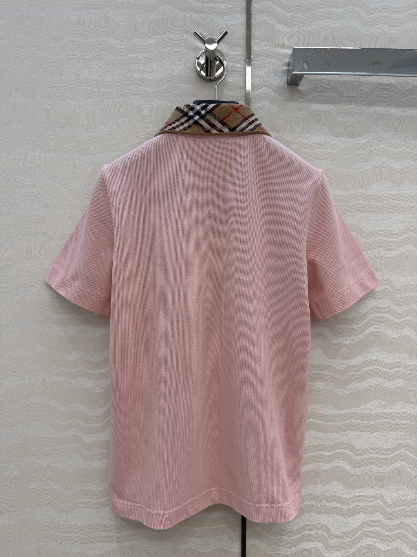原单品质❤️B家女孩经典休闲穿搭！定位色织格纹领设计Polo领上衣。定位刺绣马标，超爱知识分子时髦风！经
