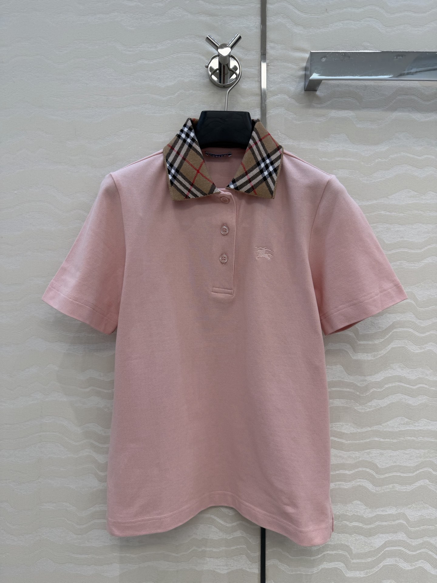 原单品质❤️B家女孩经典休闲穿搭！定位色织格纹领设计Polo领上衣。定位刺绣马标，超爱知识分子时髦风！经