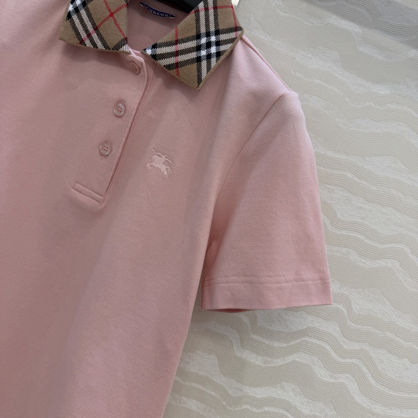 原单品质❤️B家女孩经典休闲穿搭！定位色织格纹领设计Polo领上衣。定位刺绣马标，超爱知识分子时髦风！经