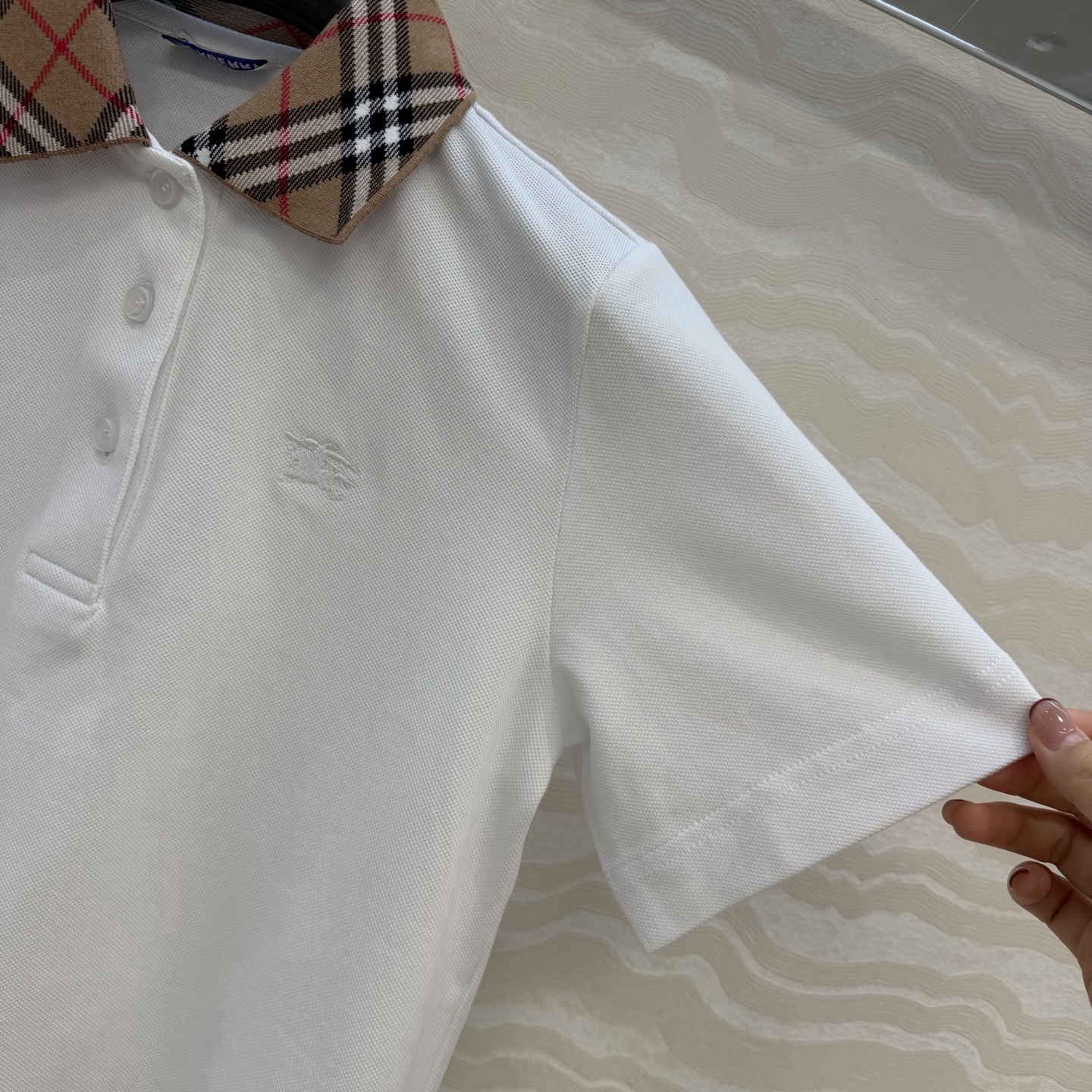 原单品质❤️B家女孩经典休闲穿搭！定位色织格纹领设计Polo领上衣。定位刺绣马标，超爱知识分子时髦风！经