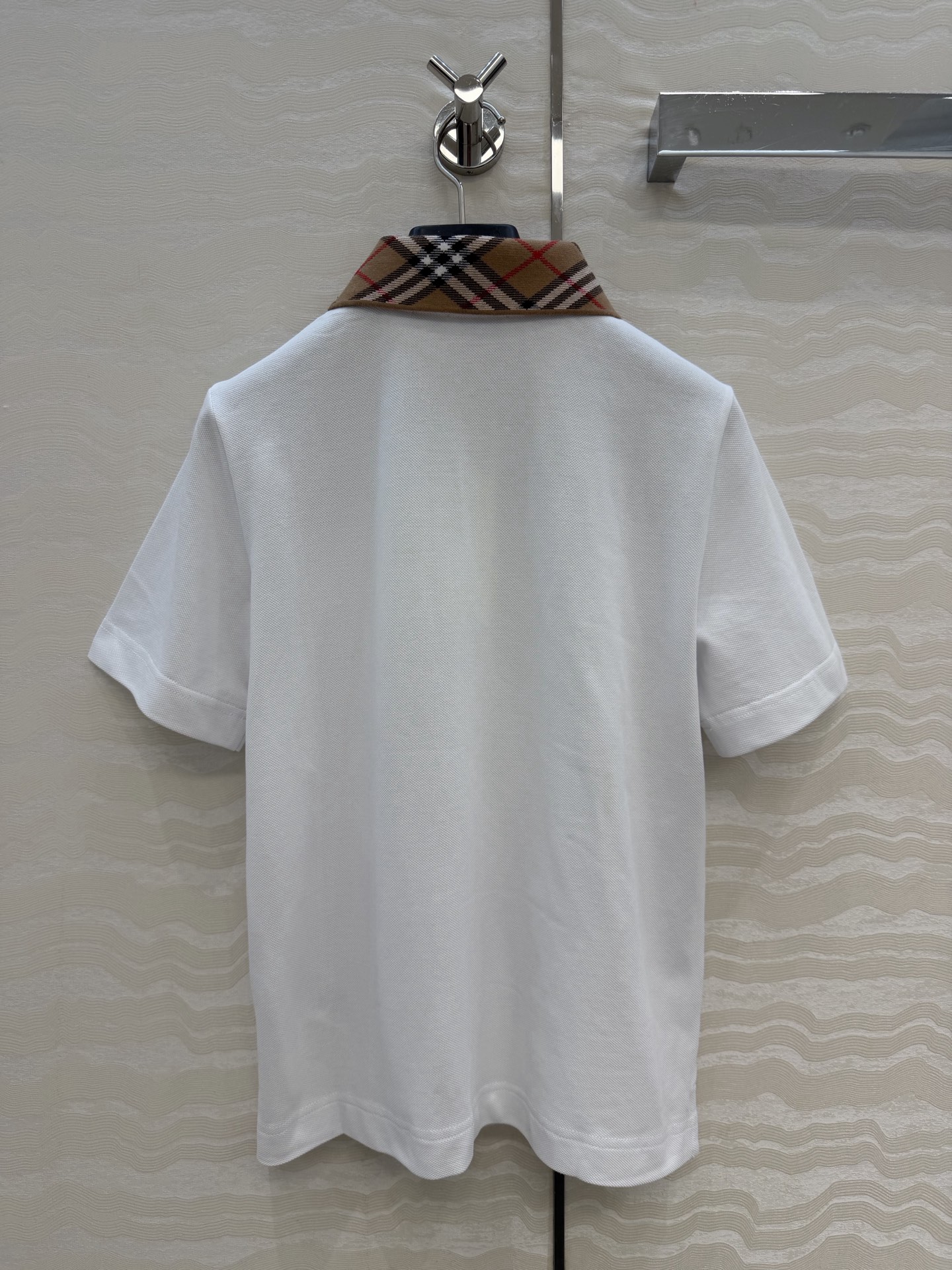 原单品质❤️B家女孩经典休闲穿搭！定位色织格纹领设计Polo领上衣。定位刺绣马标，超爱知识分子时髦风！经