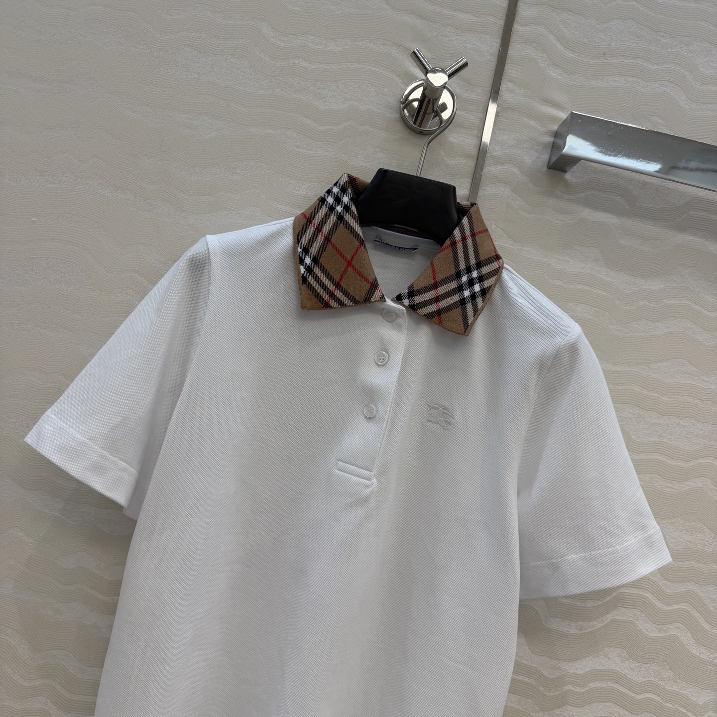 原单品质❤️B家女孩经典休闲穿搭！定位色织格纹领设计Polo领上衣。定位刺绣马标，超爱知识分子时髦风！经