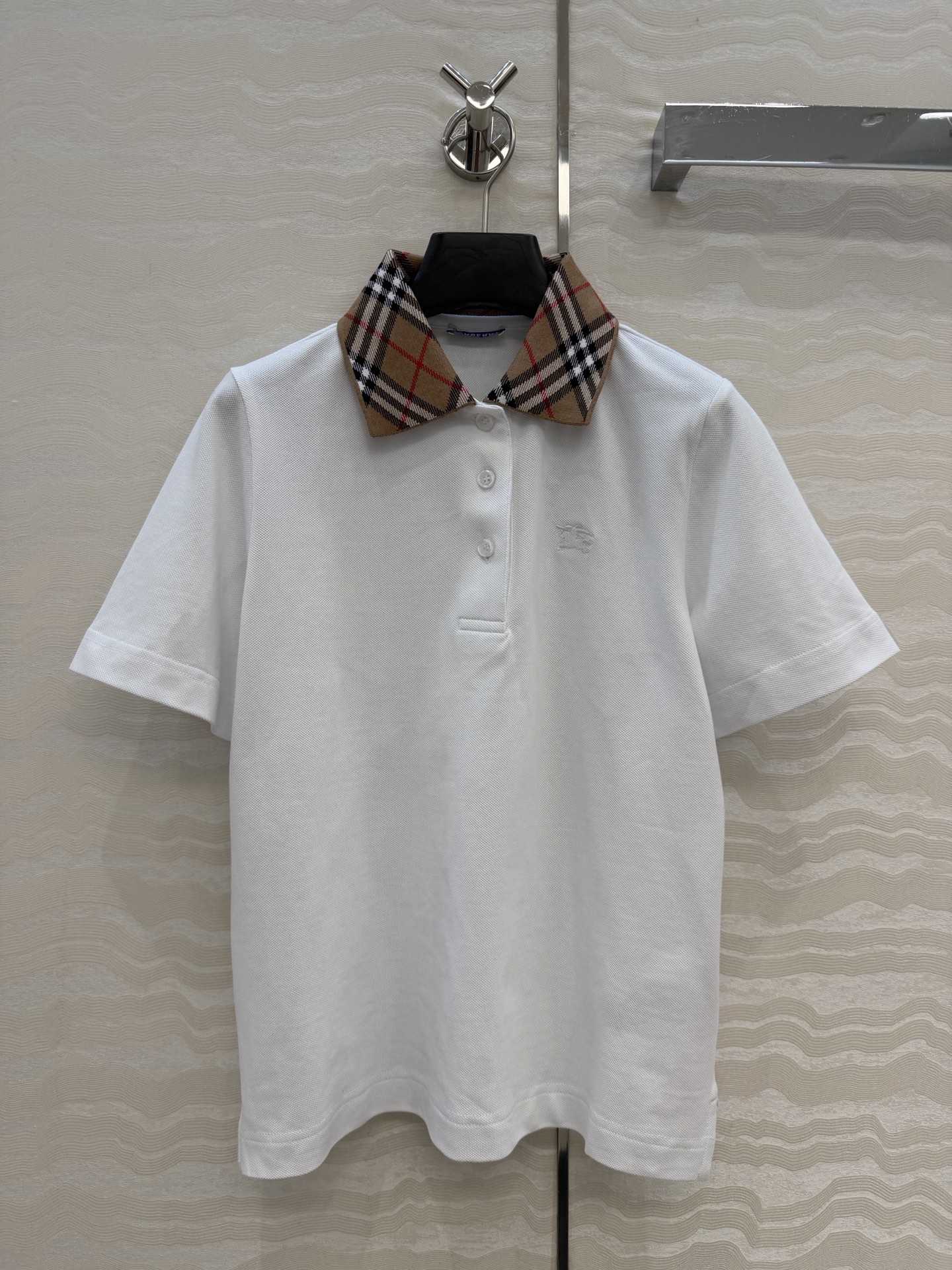 原单品质❤️B家女孩经典休闲穿搭！定位色织格纹领设计Polo领上衣。定位刺绣马标，超爱知识分子时髦风！经