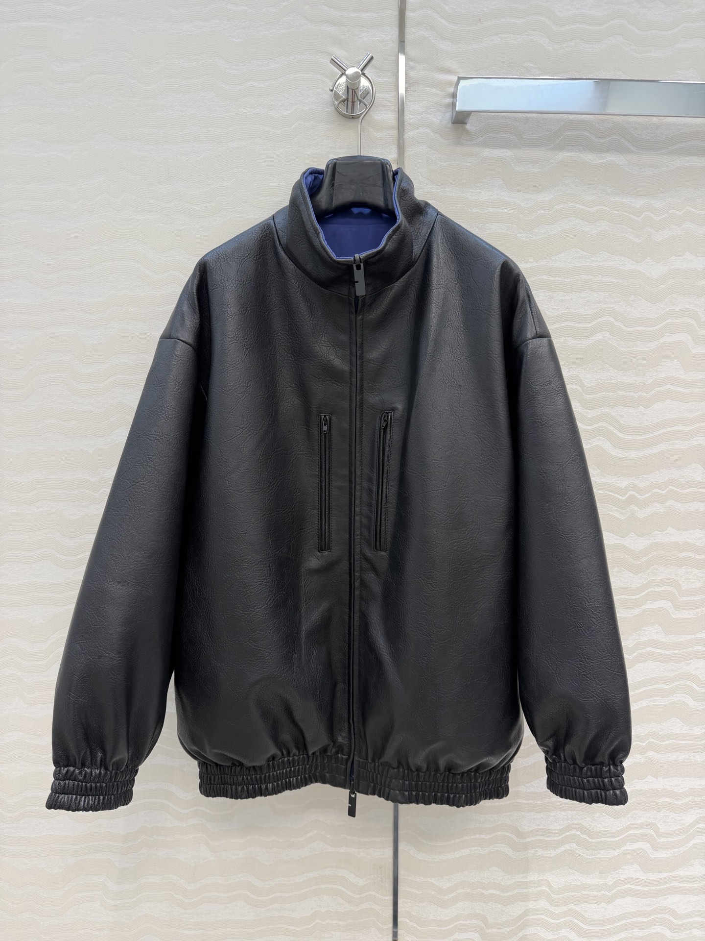 NO:744351,High-end original quality Parisian fashionable outfits!  Reversible sheepskin veteran jacket!  Quick-drying technical fabric Klein Blue!  Original customized top-grade imported lambskin!  The leather is thick and delicate!  I love this classic silhouette jacket so much!  Fashionable and handsome, casual and lazy style, perfect fit and sexy upper body!  Strong self-retention!  Three sizes in one color. Size 36: shoulder drop 59, bust 120, length 72., Balenciaga-clothing, balenciaga, jackets & coats, jackets & coats, sheepskin,19860909高端原单品质巴黎时髦精穿搭！双面可穿绵羊皮老干部夹克外套！速干科技面料克莱茵蓝！原版定制顶级进口小羊皮！皮质肉感厚实细腻！经典廓形夹克超级大爱！时髦又帅气的随性慵懒风,完美版型上身又A又飒！强烈自留款！一色三码.36码:落肩59,胸围120,衣长72.,巴黎世家-服装,balenciaga,jackets & coats,jackets & coats,sheepskin,,Women's clothing