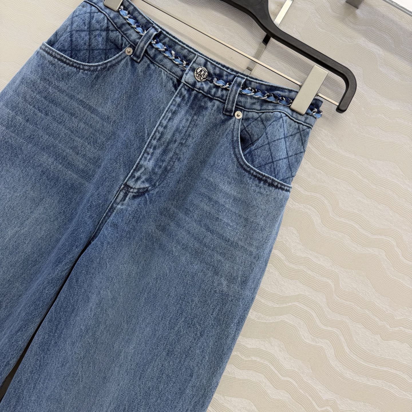 原单品质🍒coco女孩穿搭，26p怀旧洗水丹宁牛仔裤！手工编织金属链条腰带装饰。菱格刺绣口袋 阔腿裤型超